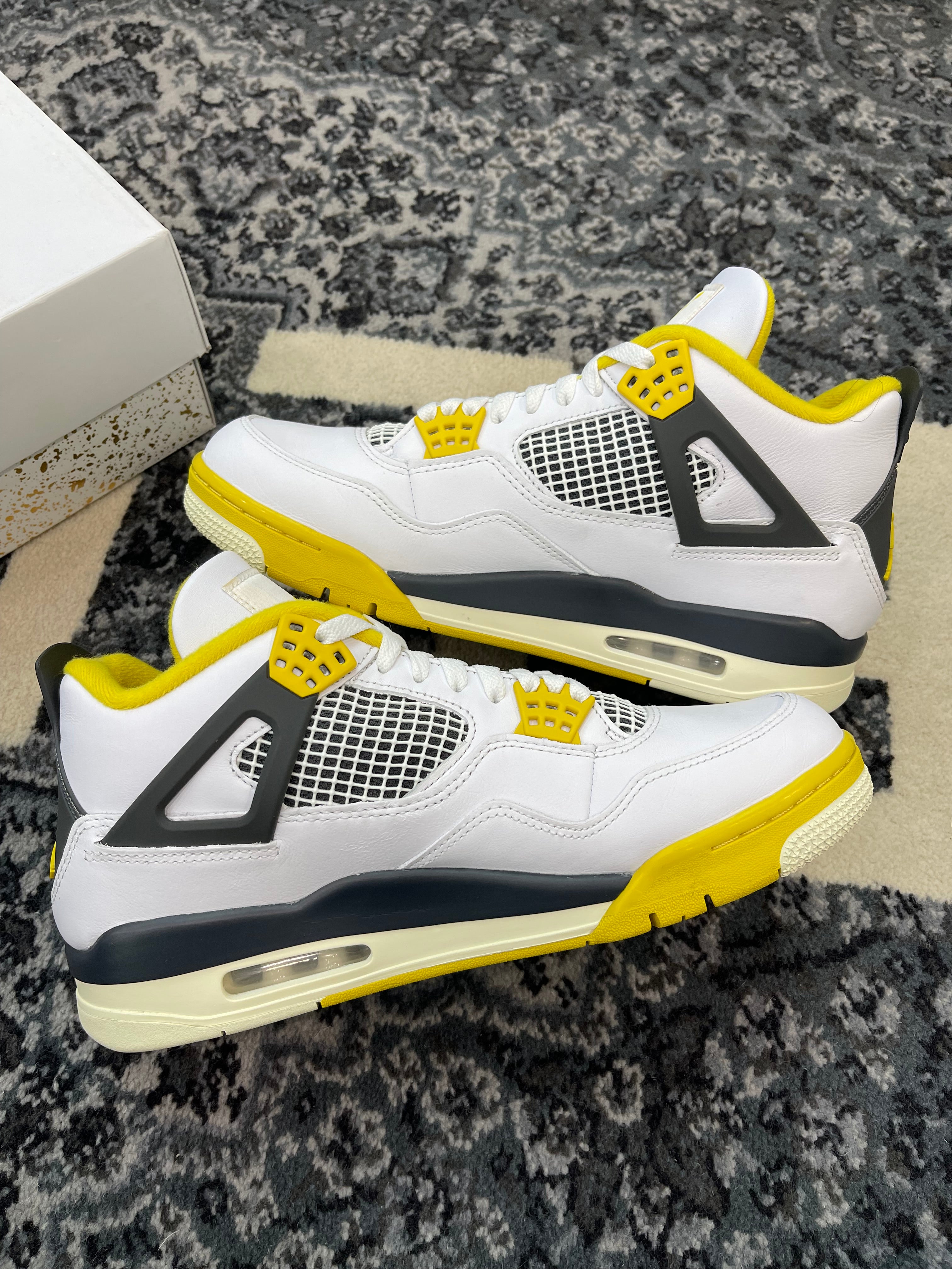Jordan 4 “Vivid Sulfur”