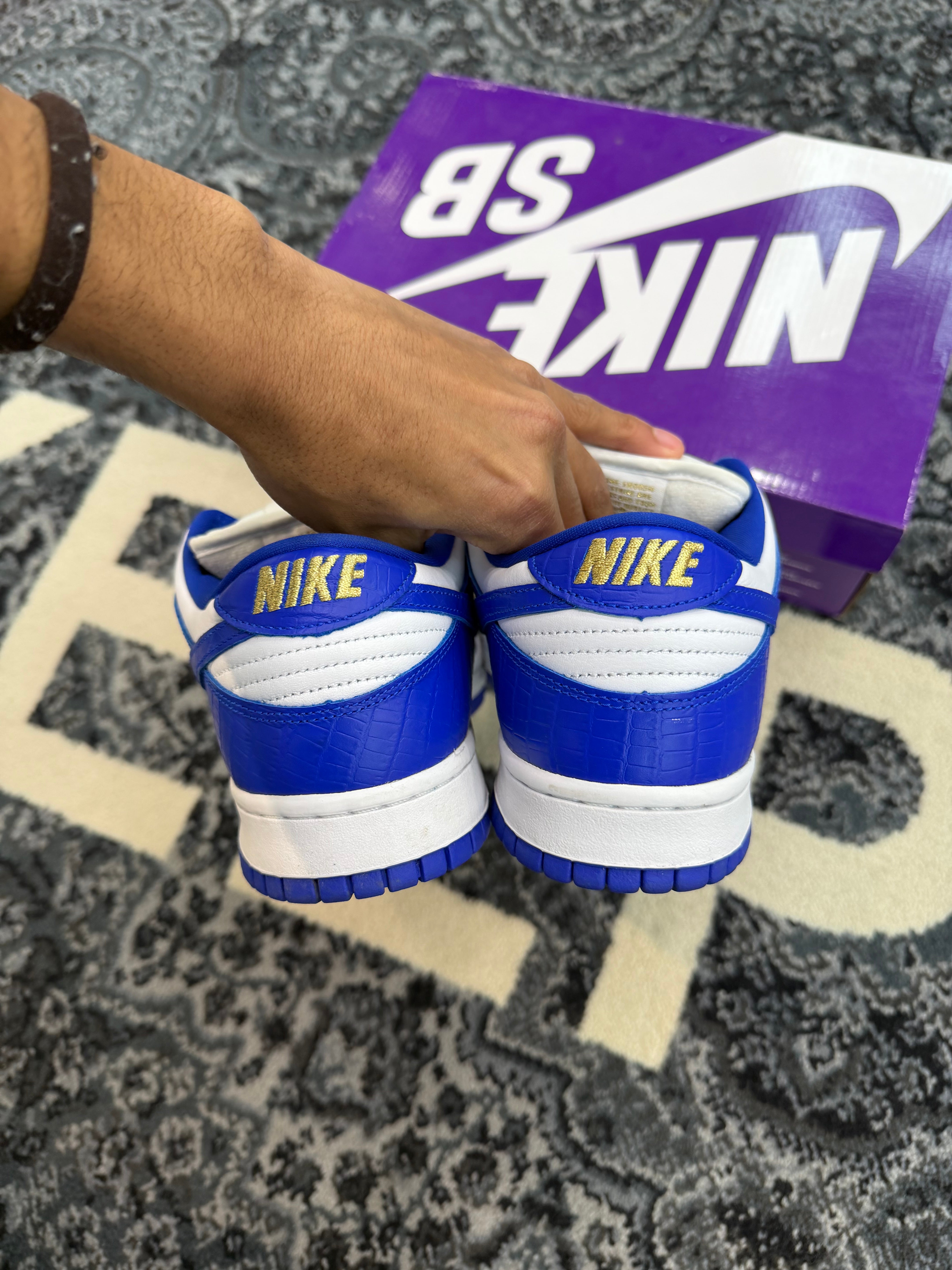 Nike SB Dunk Low x Supreme Stars “Hyper Royal”