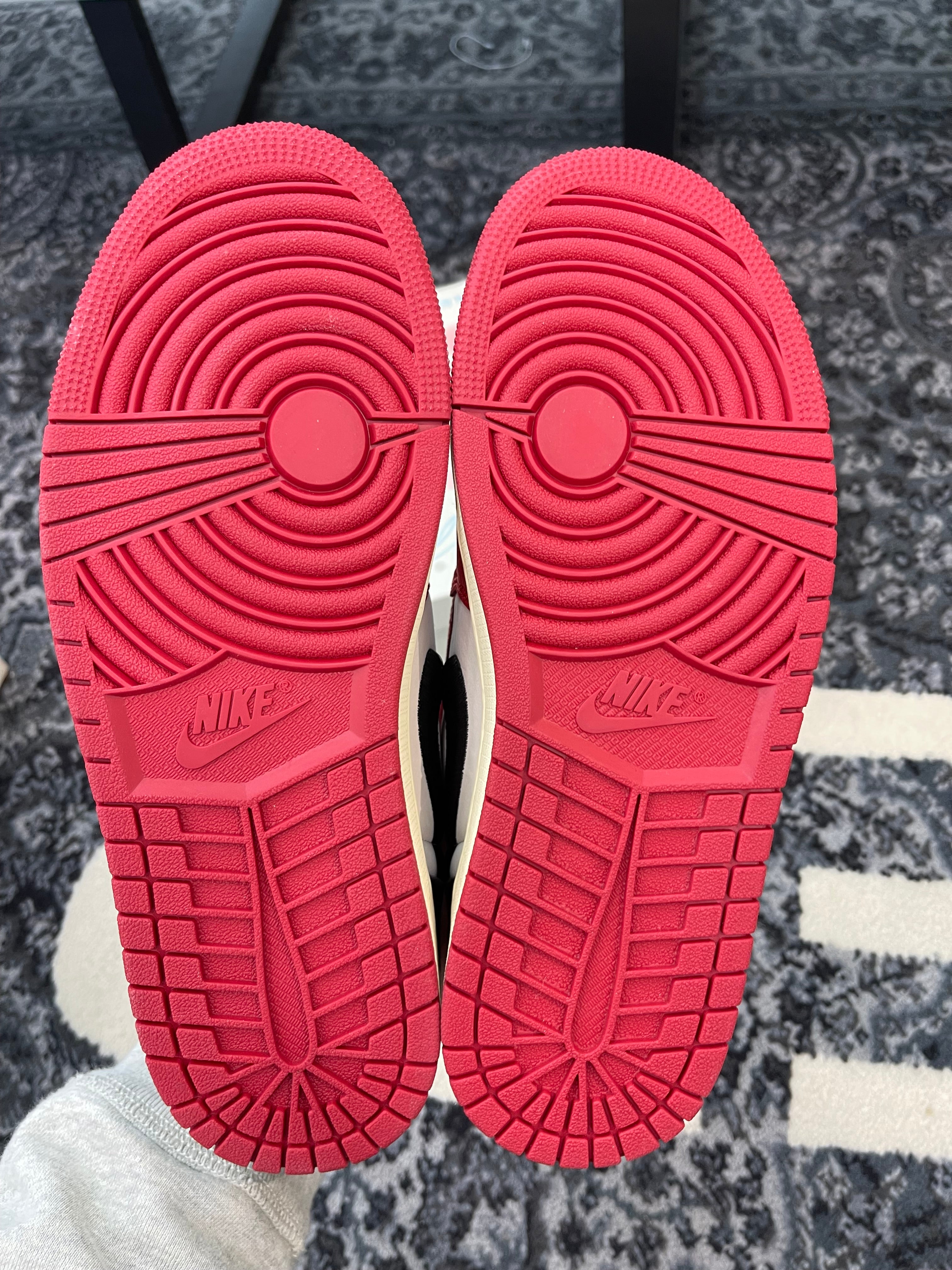 Jordan 1 Low “Trophy Room”