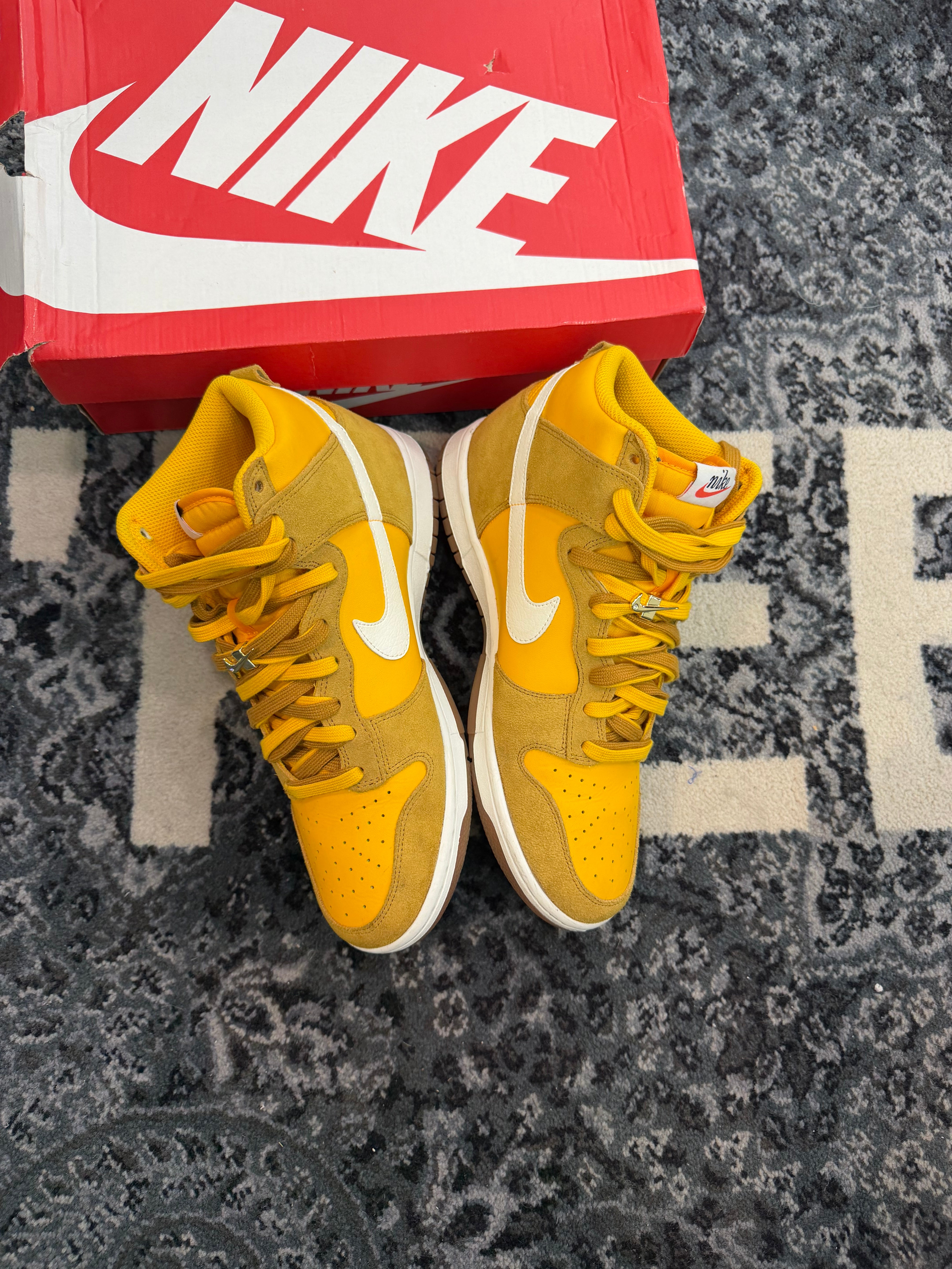 Nike Dunk High “First Use University Gold”