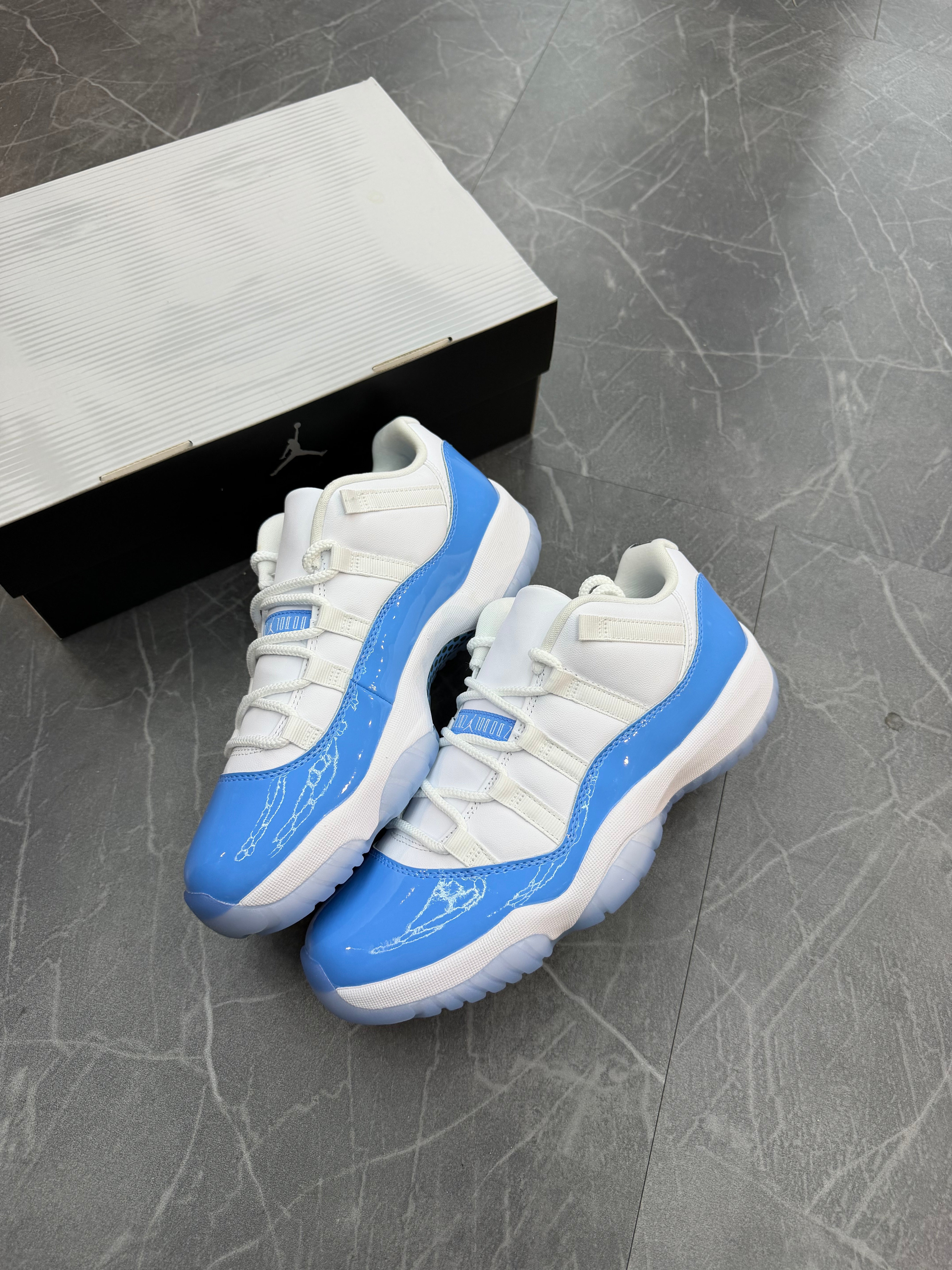 Jordan 11 Low “UNC”