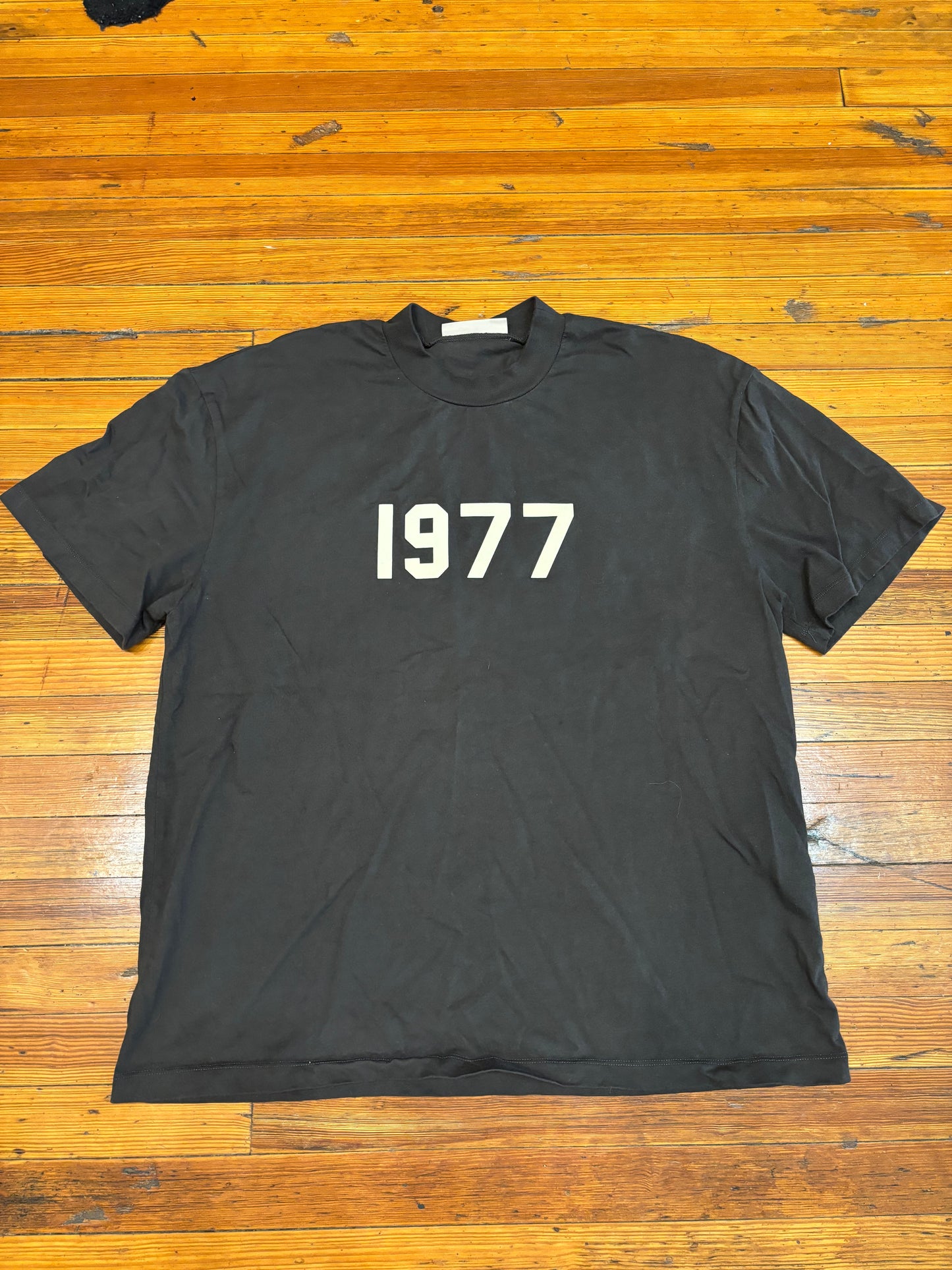 Essentials 1977 Tee “Iron”