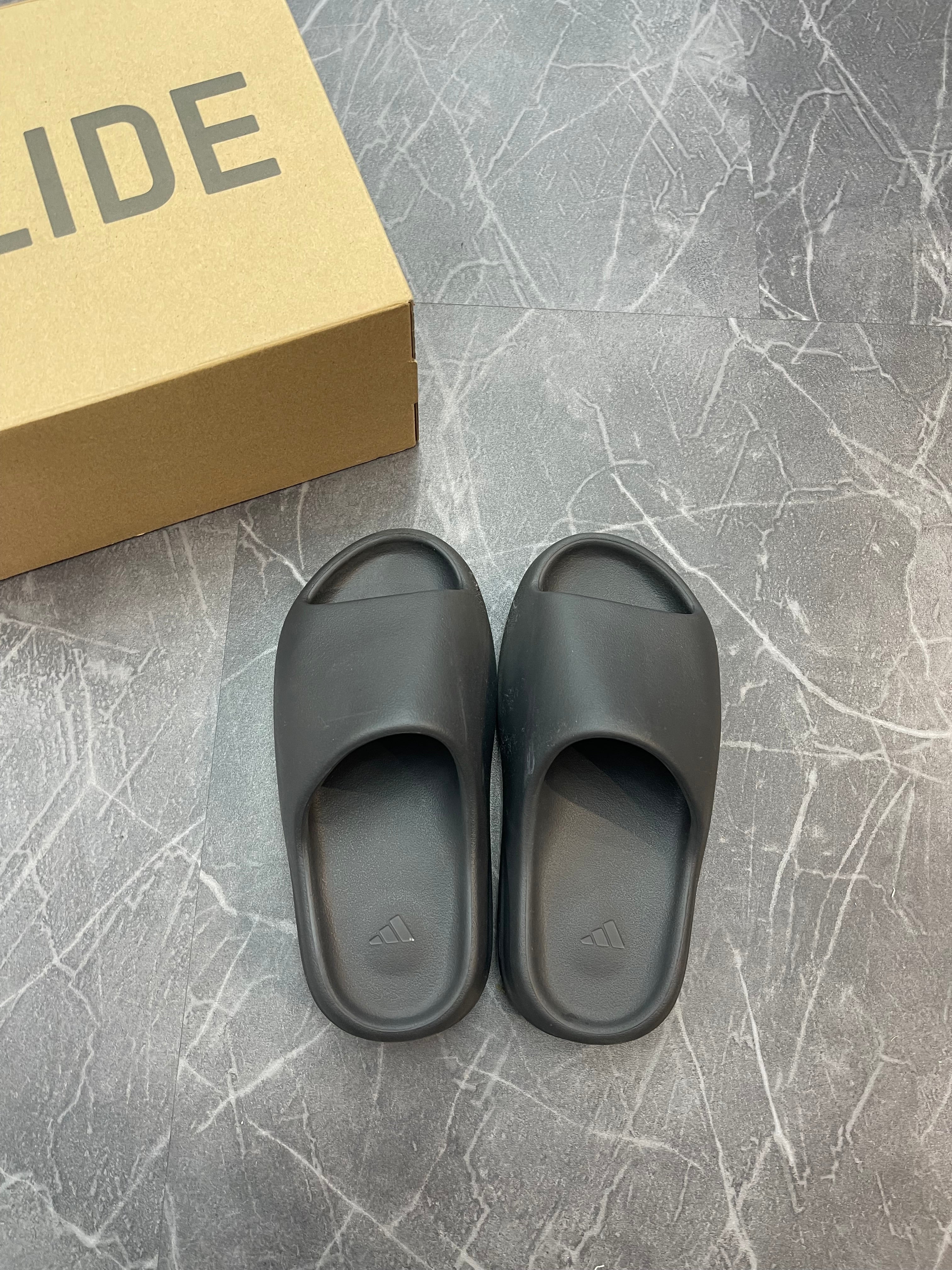 Yeezy Slide “Onyx”