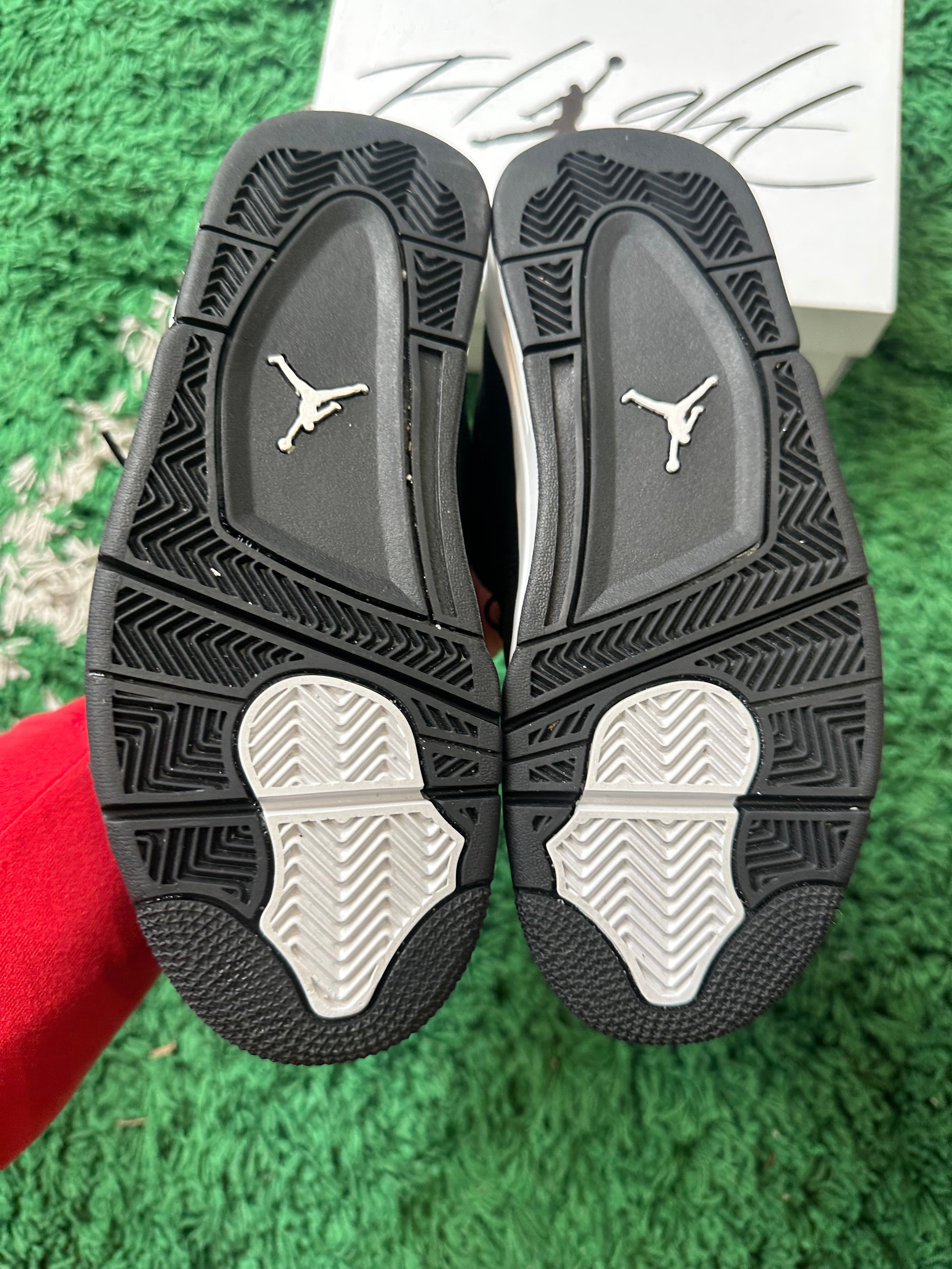 Jordan 4 “White Thunder”