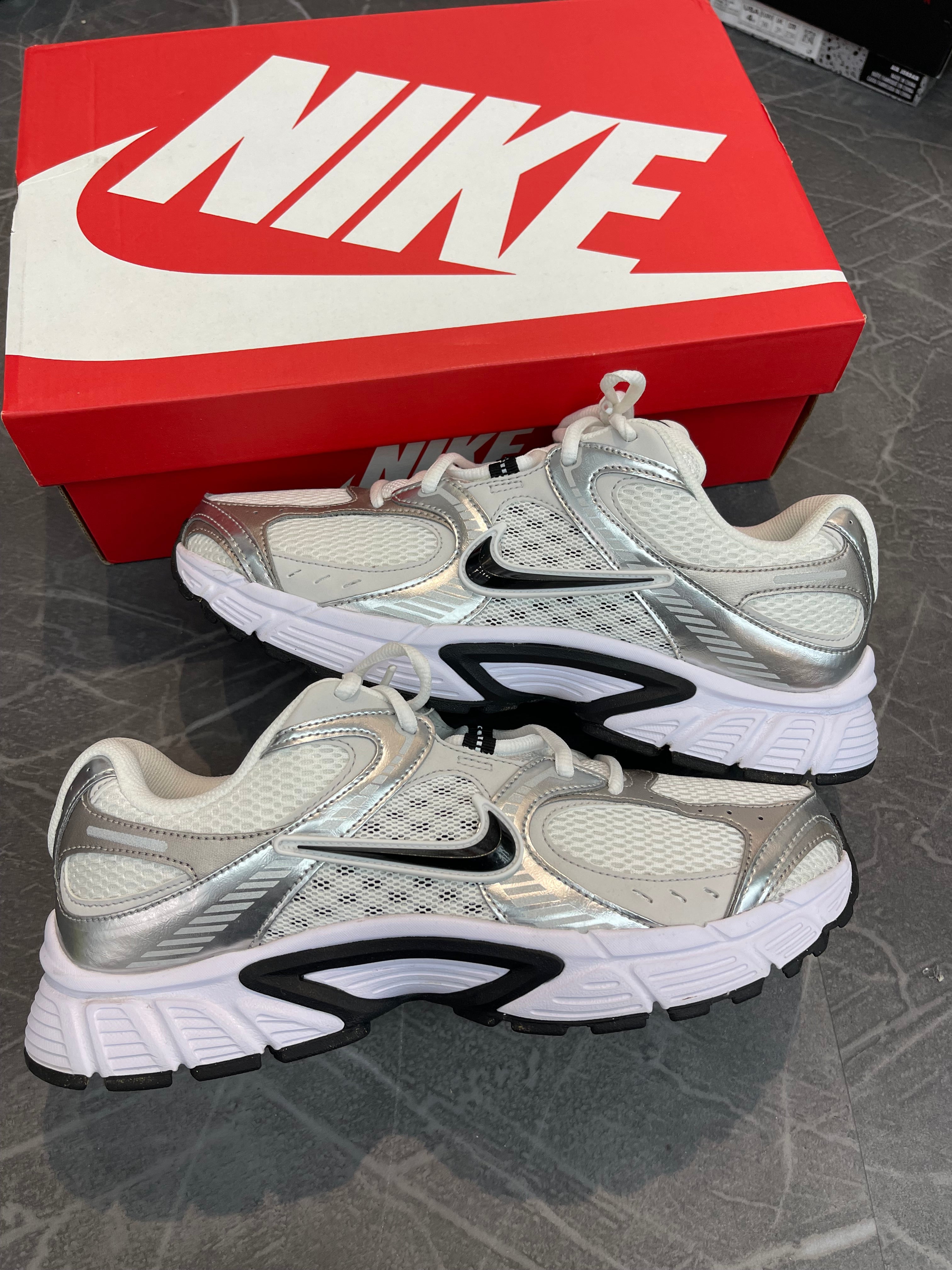 Nike V5 RNR “White Vast Grey”