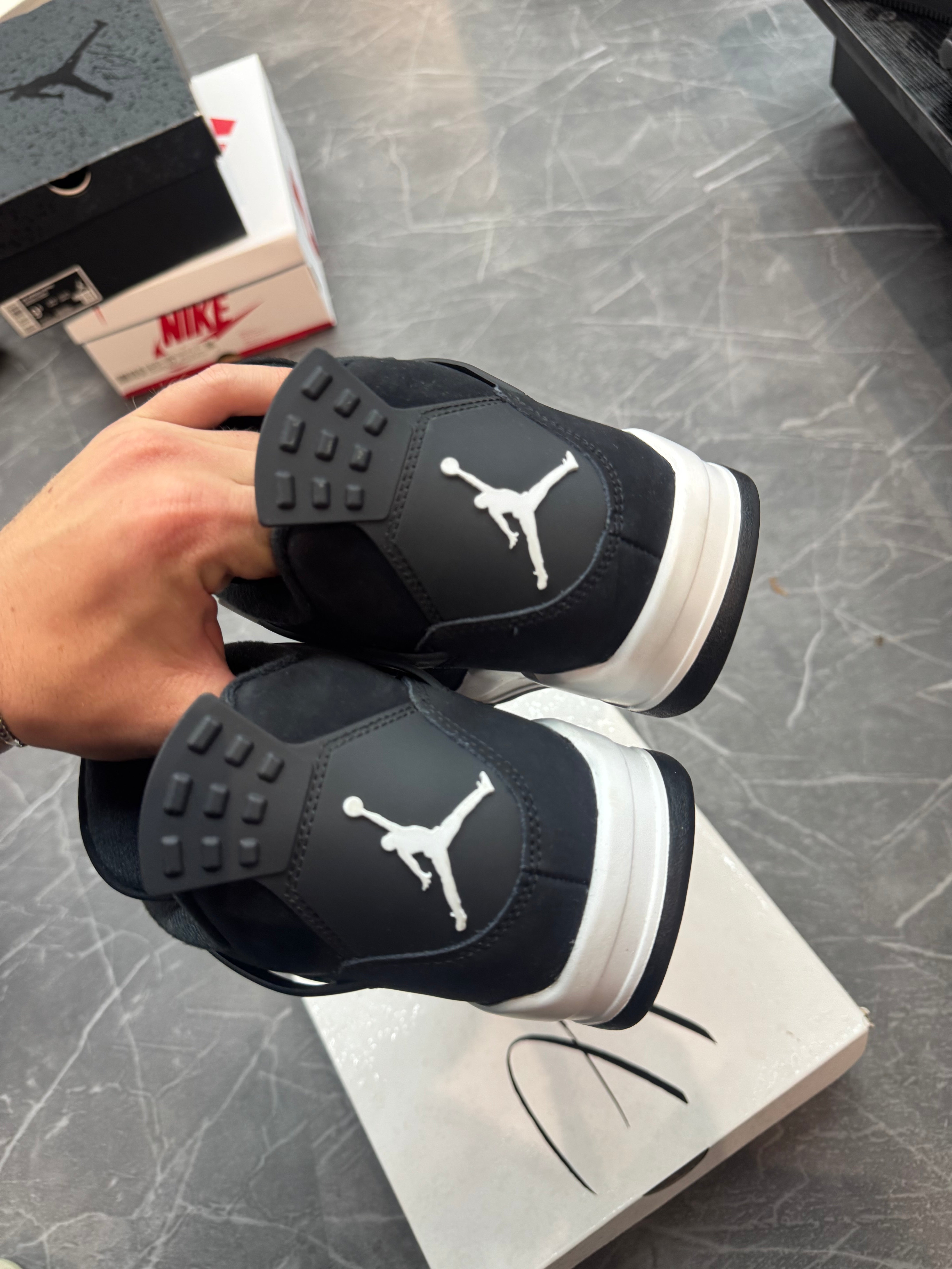 Jordan 4 “White Thunder”