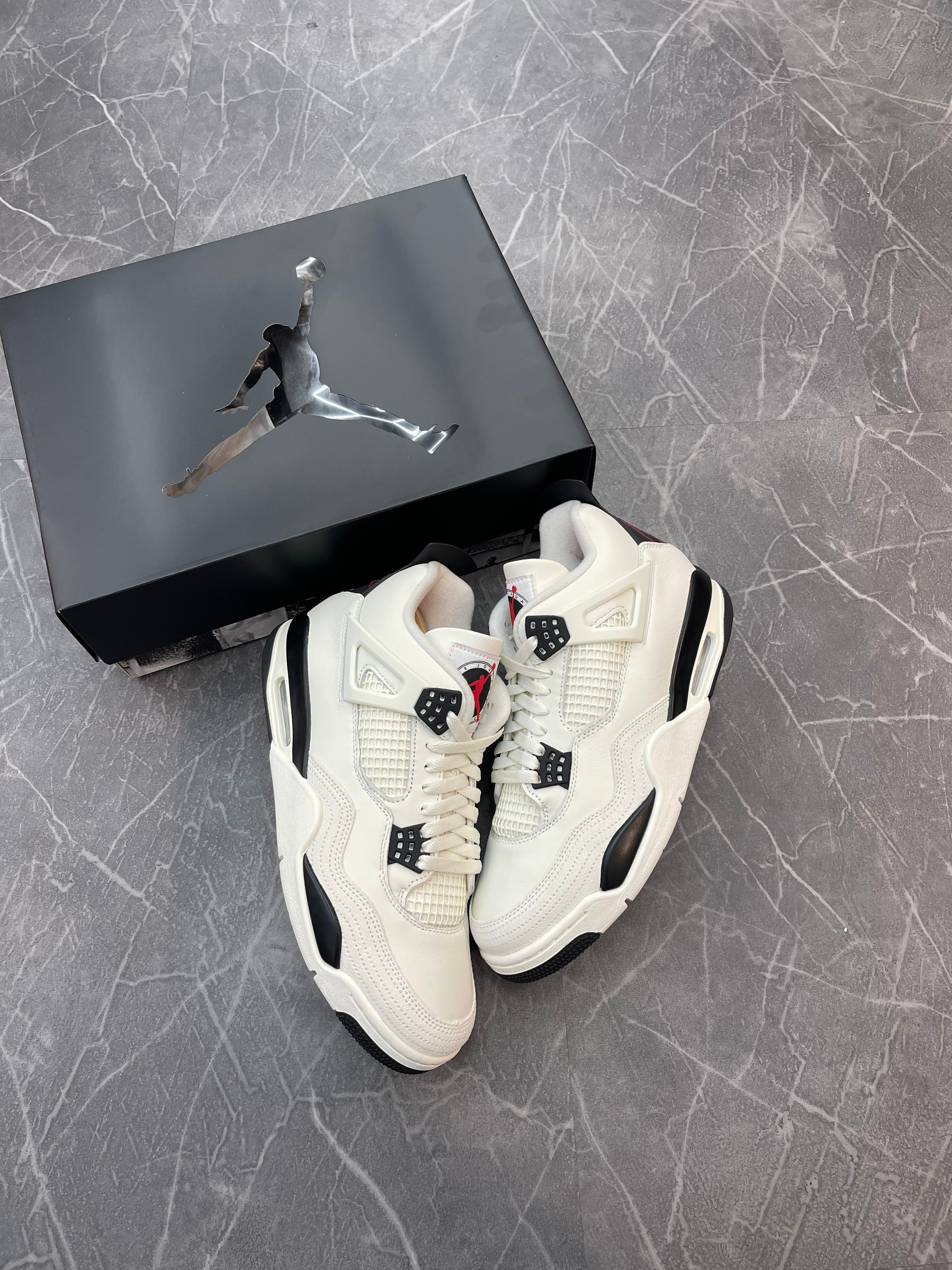 Jordan 4 “Flight Club”