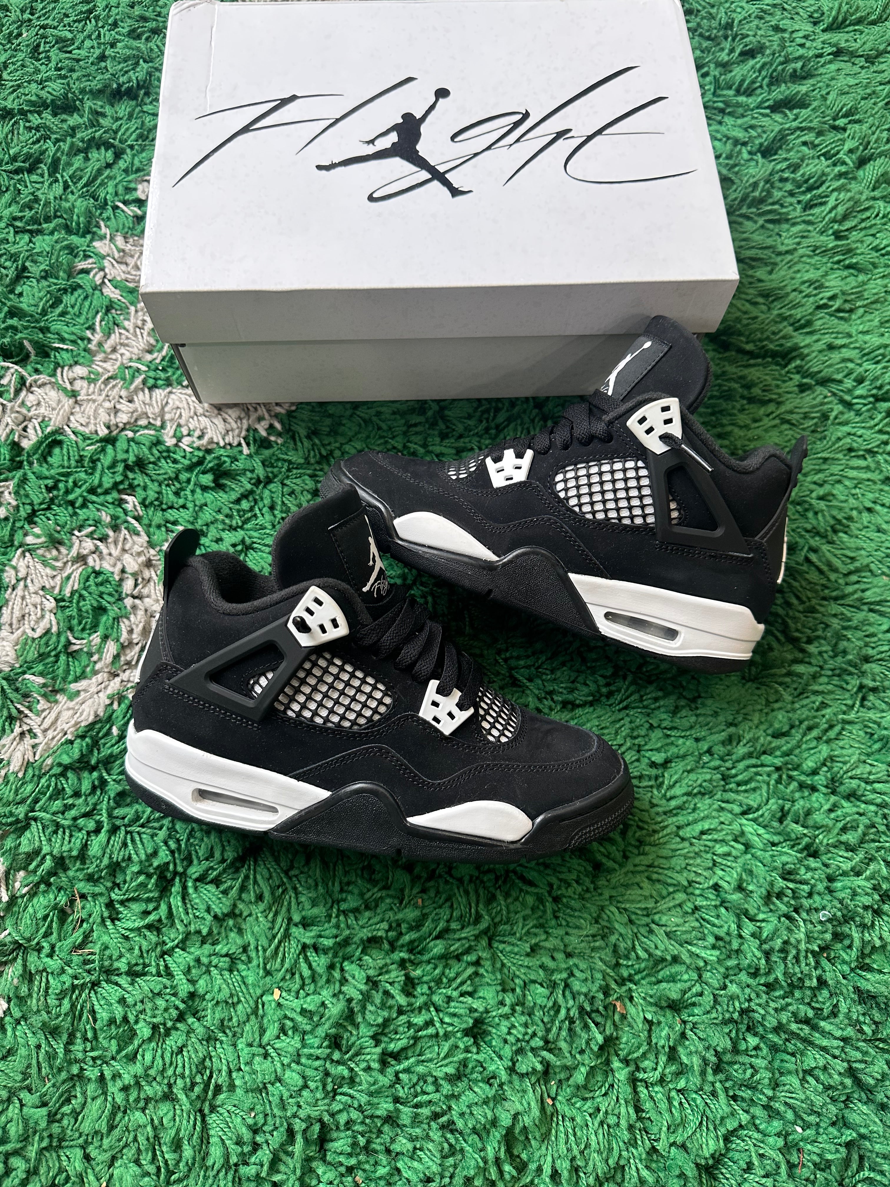 Jordan 4 “White Thunder”