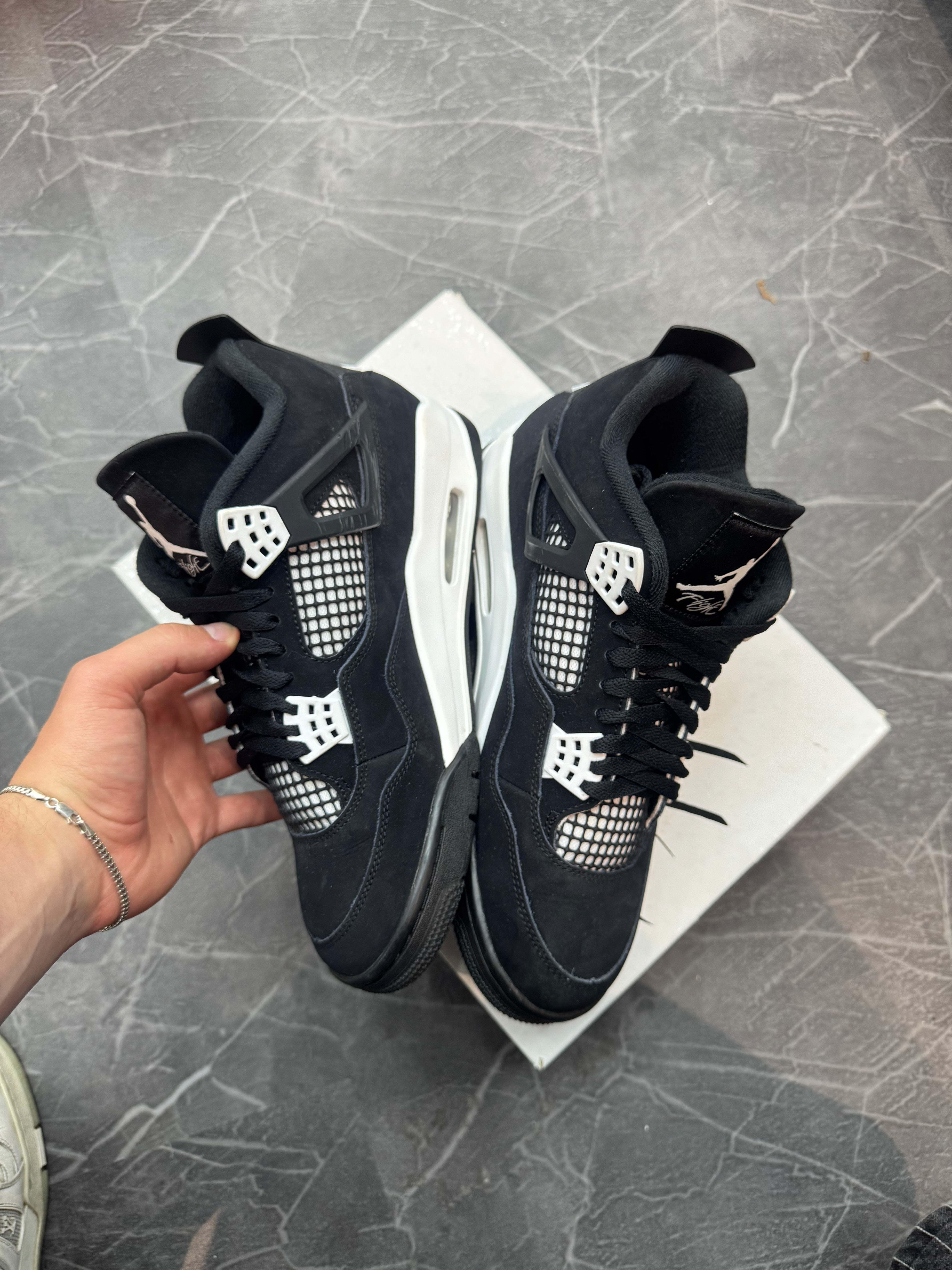 Jordan 4 “White Thunder”