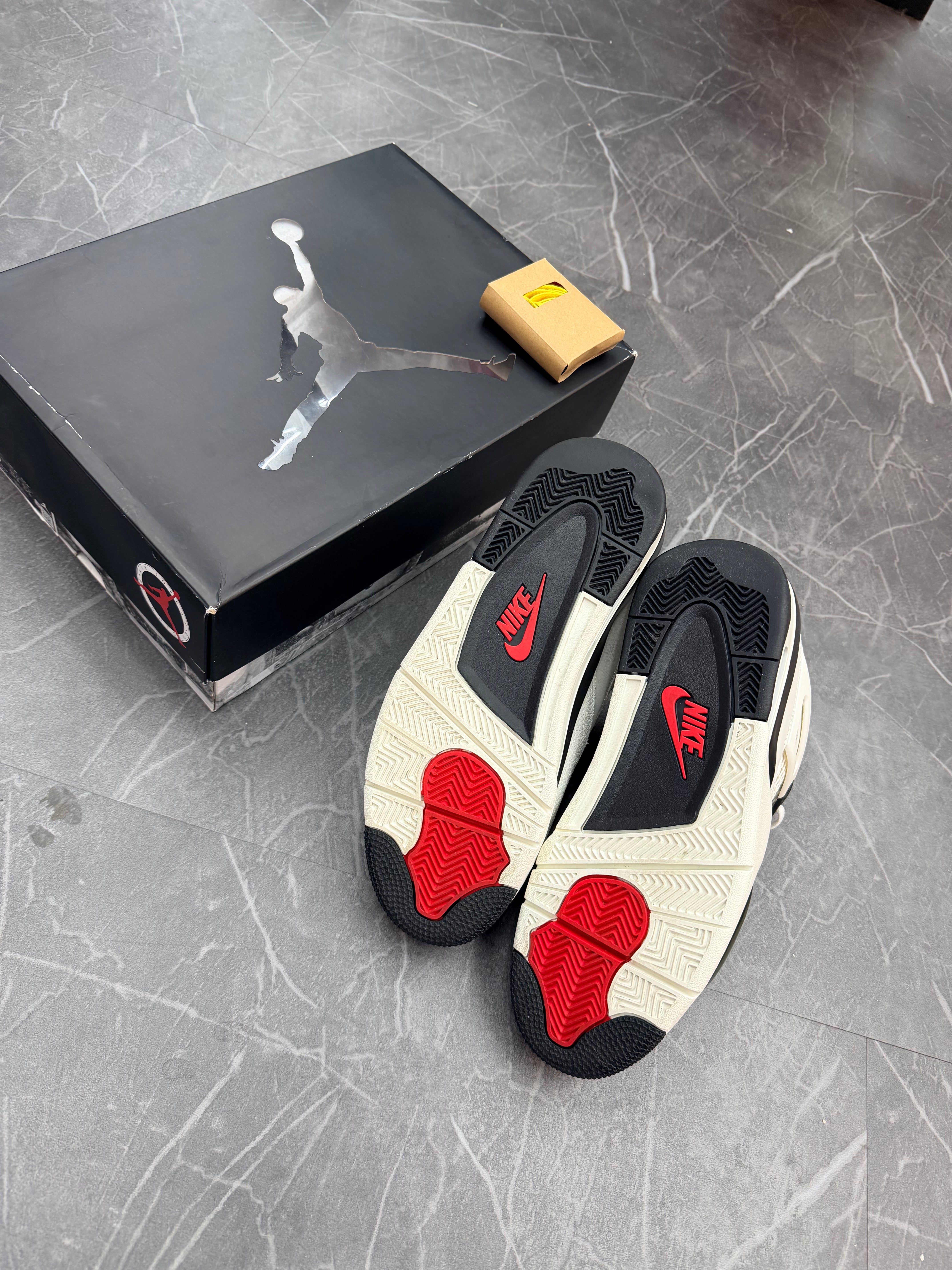 Jordan 4 “Flight Club”