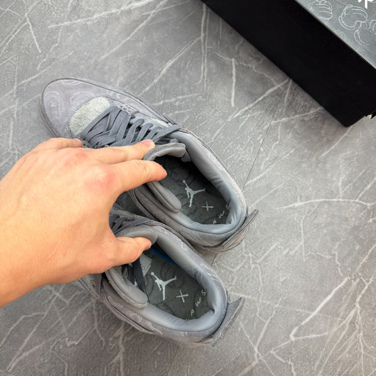 Jordan 4 Retro Kaws (Size 10.5) (Lightly Worn)