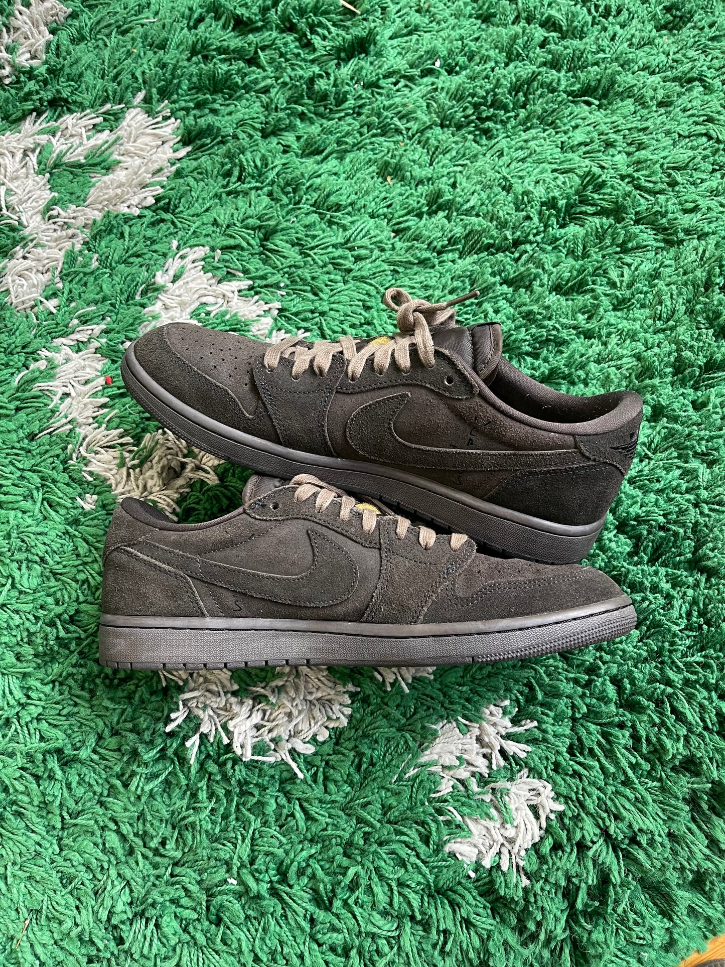 Travis Scott Jordan 1 Low “Velvet Brown”