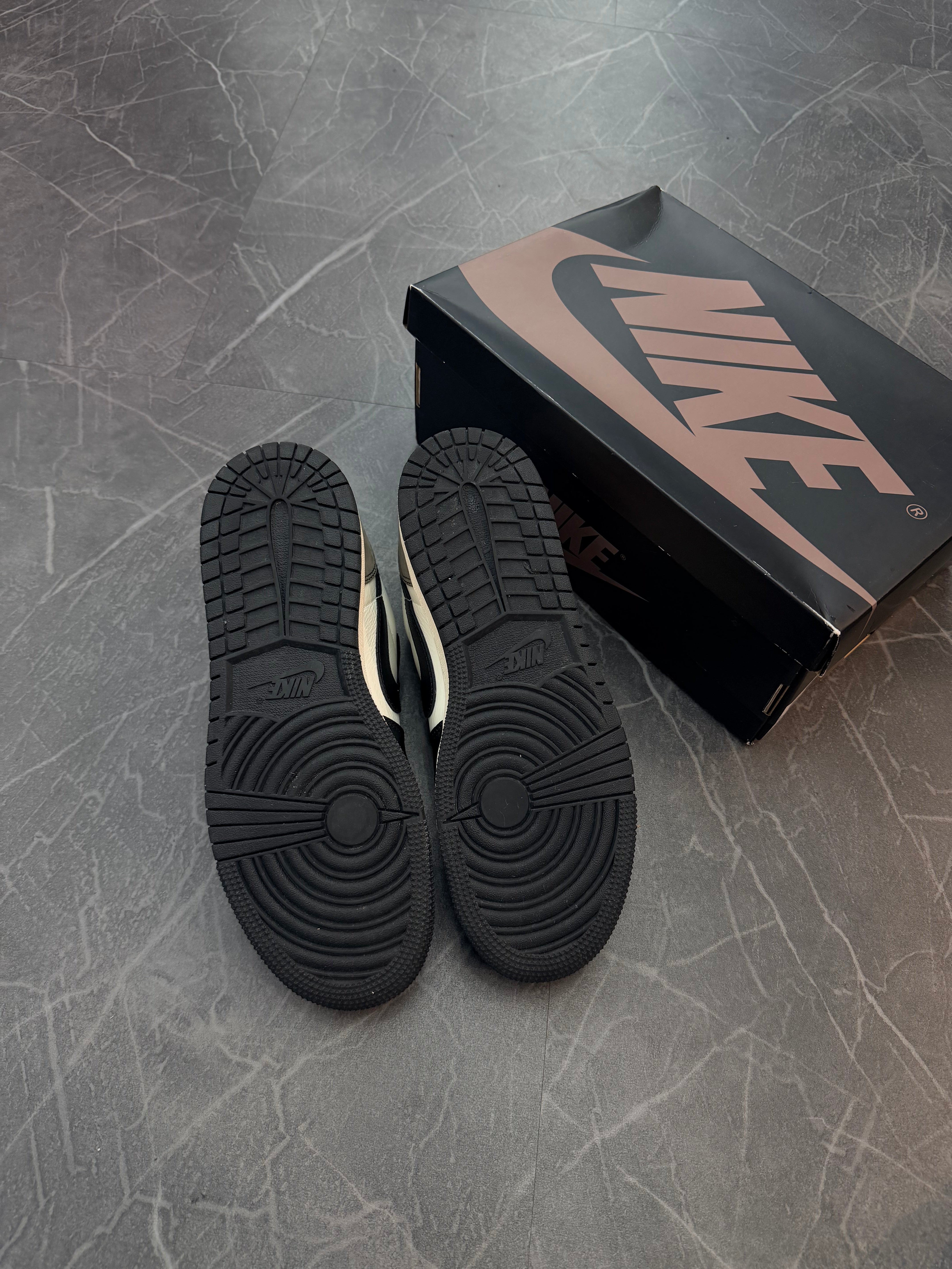 Jordan 1 Low “Mocha”