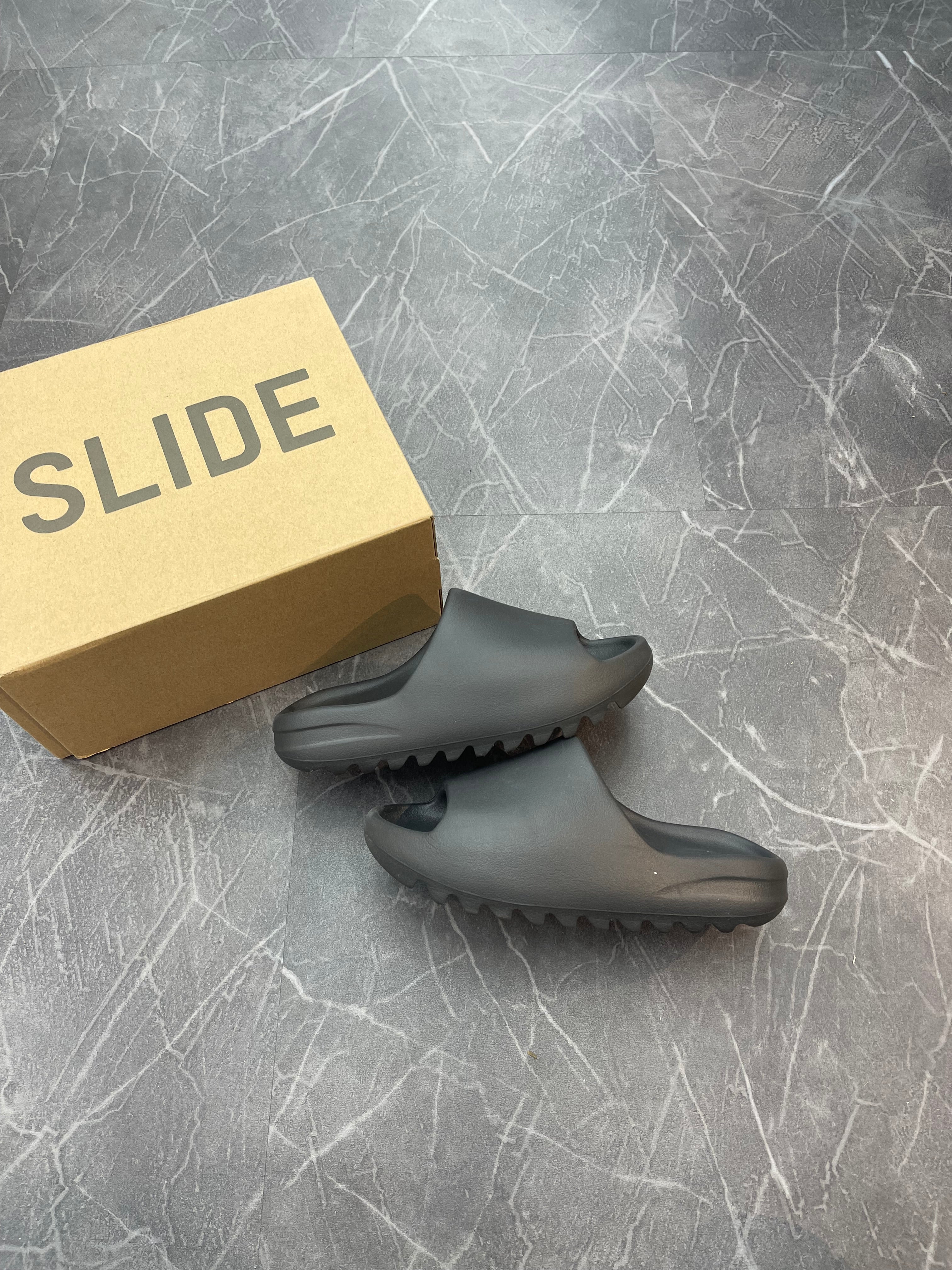 Yeezy Slide “Onyx”