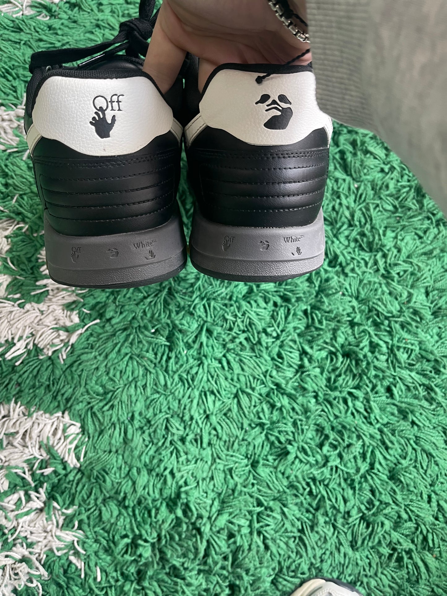 Off-White Out of Office Black/White