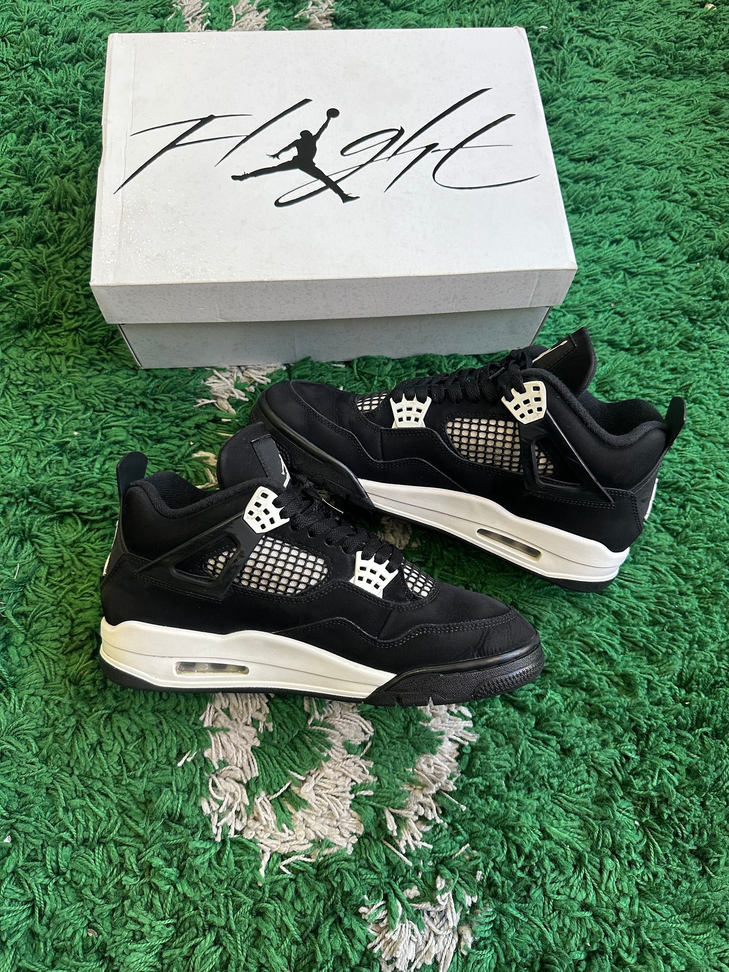 Jordan 4 “White Thunder”