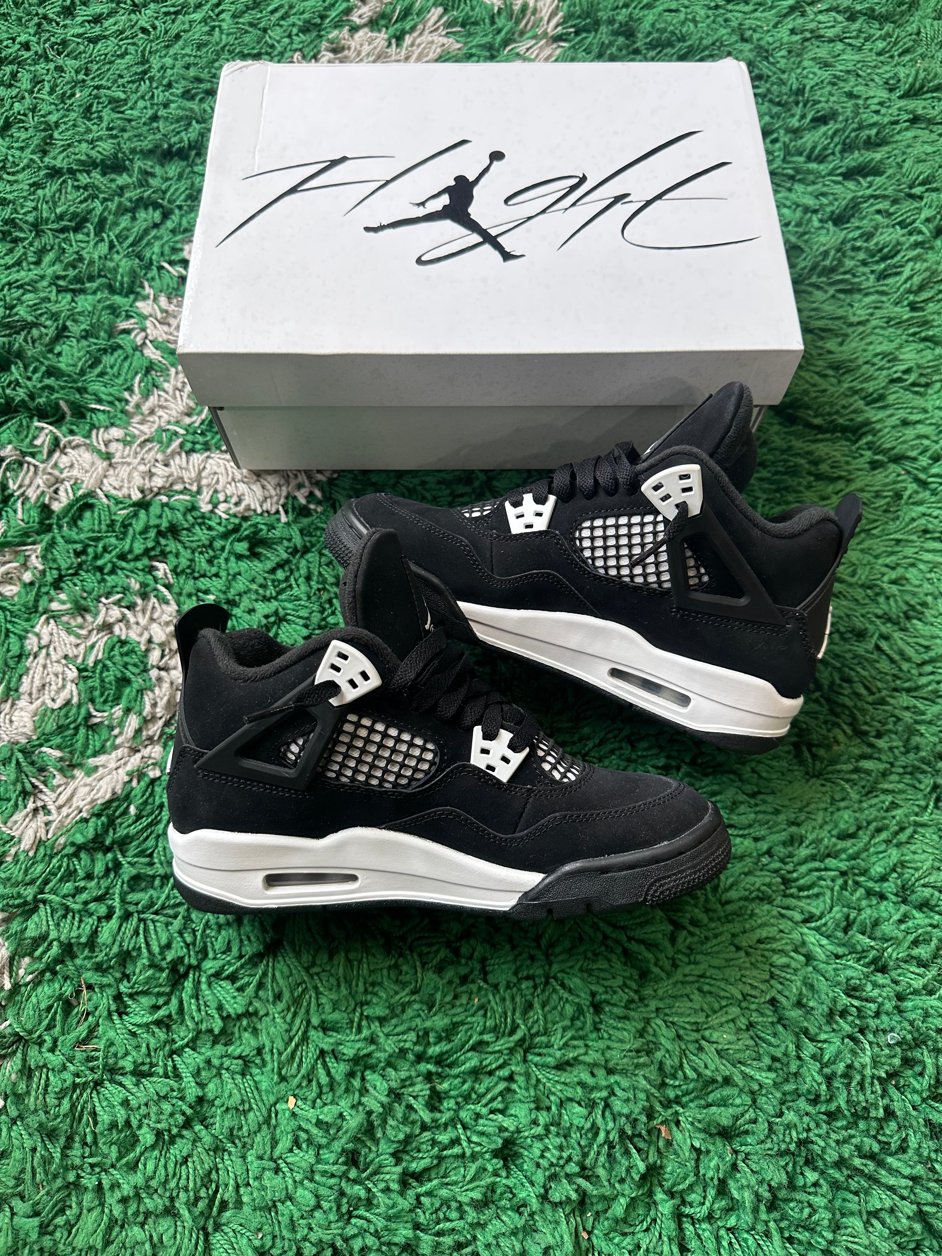 Jordan 4 “White Thunder”