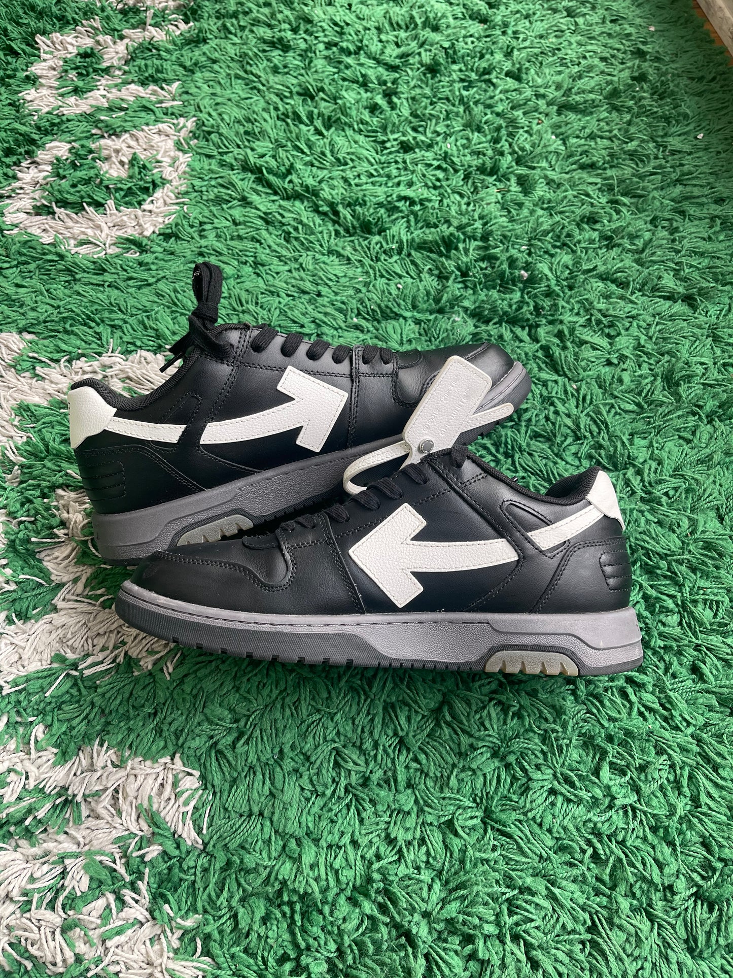 Off-White Out of Office Black/White