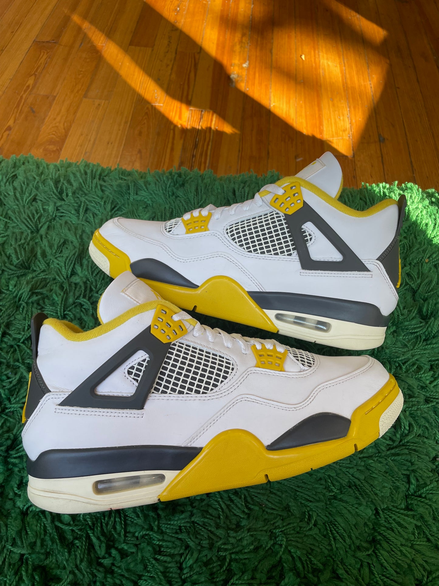 Jordan 4 “Vivid Sulfur”