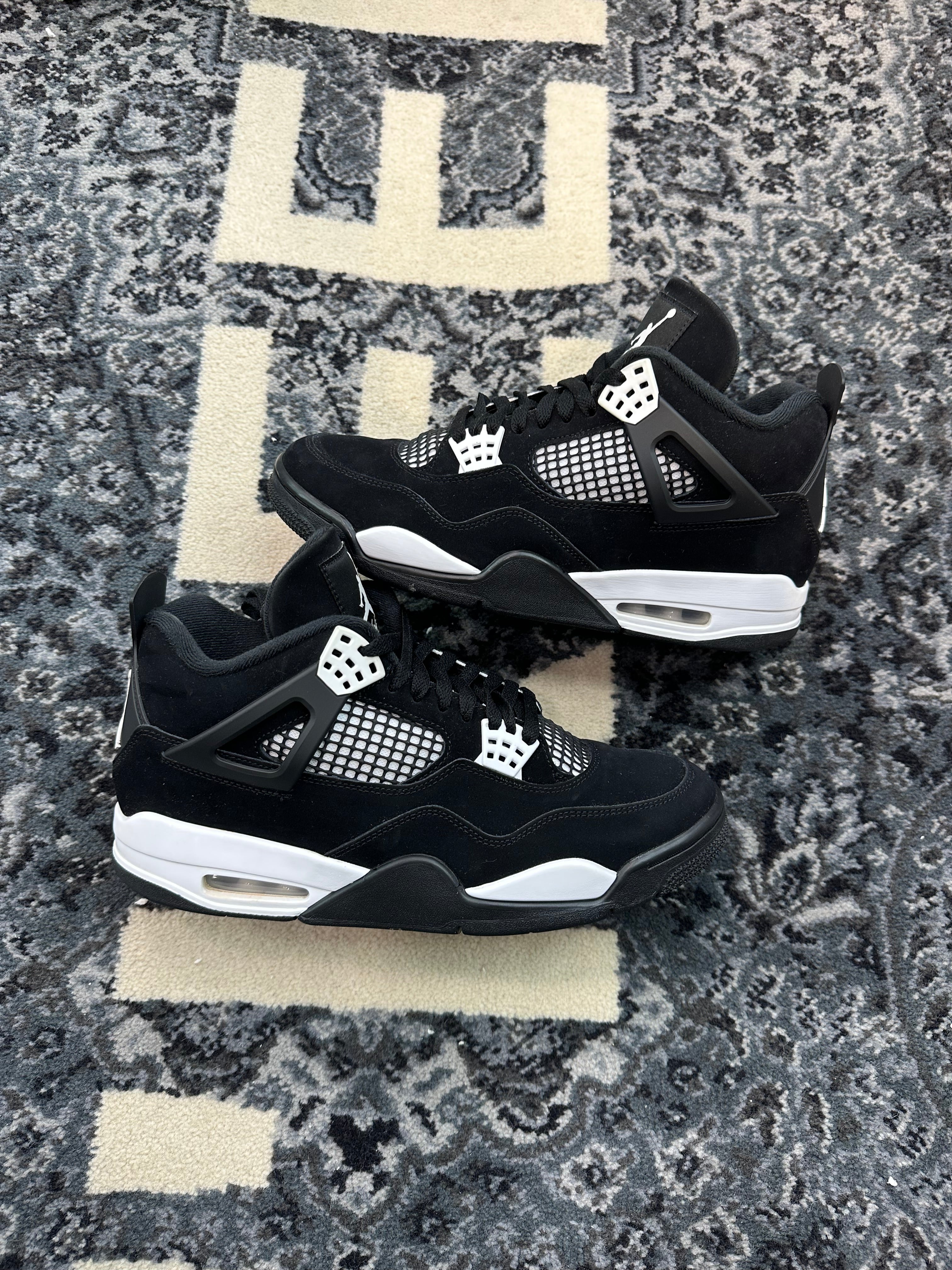 Jordan 4 “White Thunder”