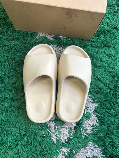 Yeezy Slides “Bone”