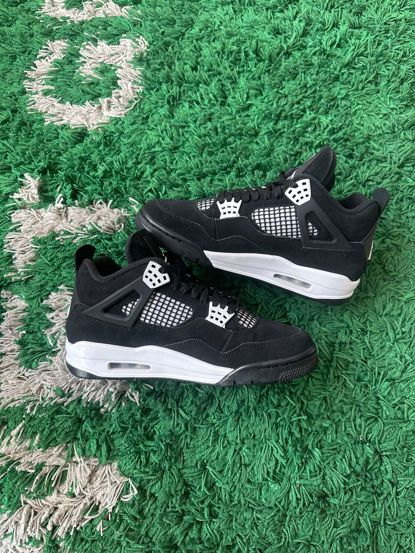 Jordan 4 “White Thunder”