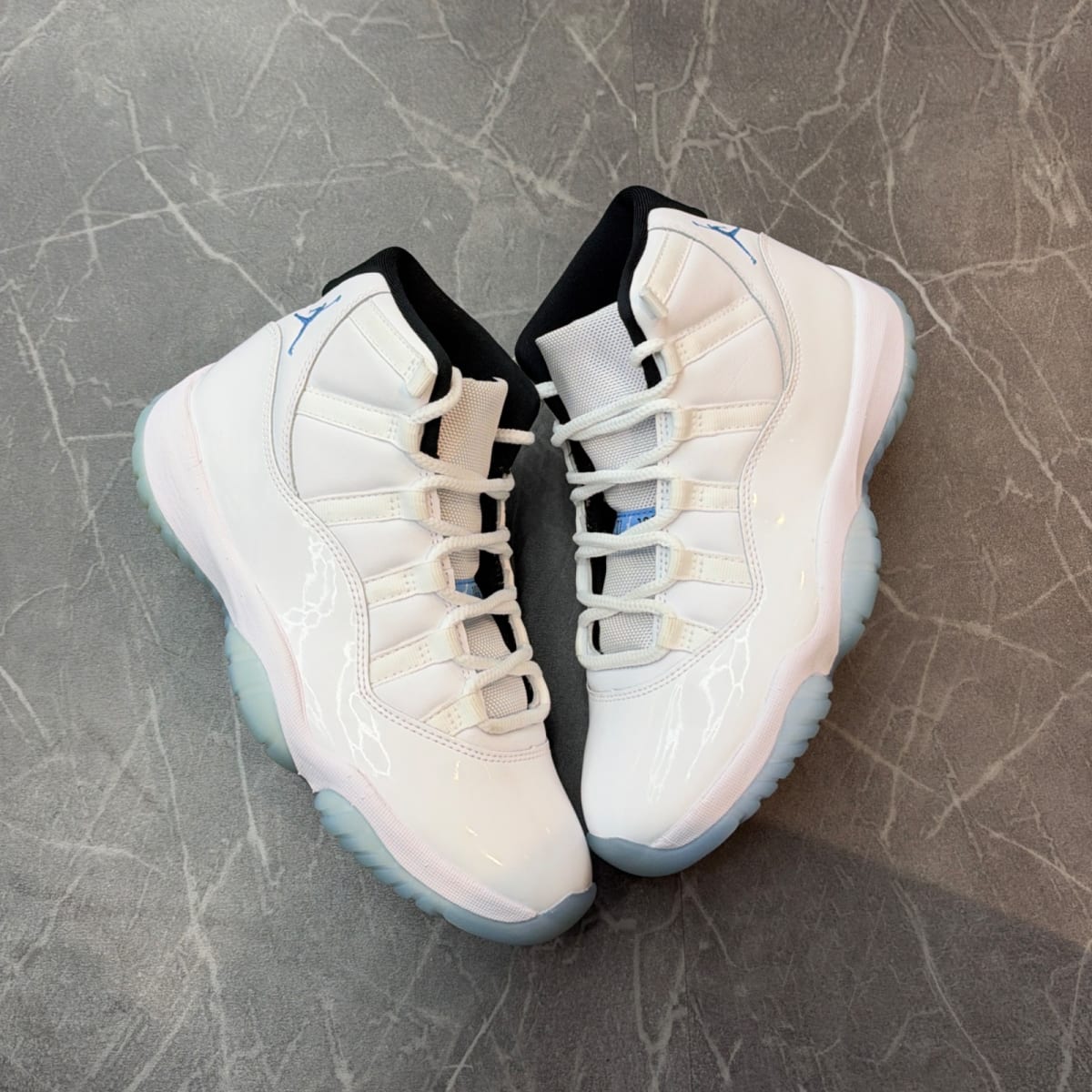 Jordan 11 Retro Legend Blue (2024) (Size 8) (Lightly Worn)