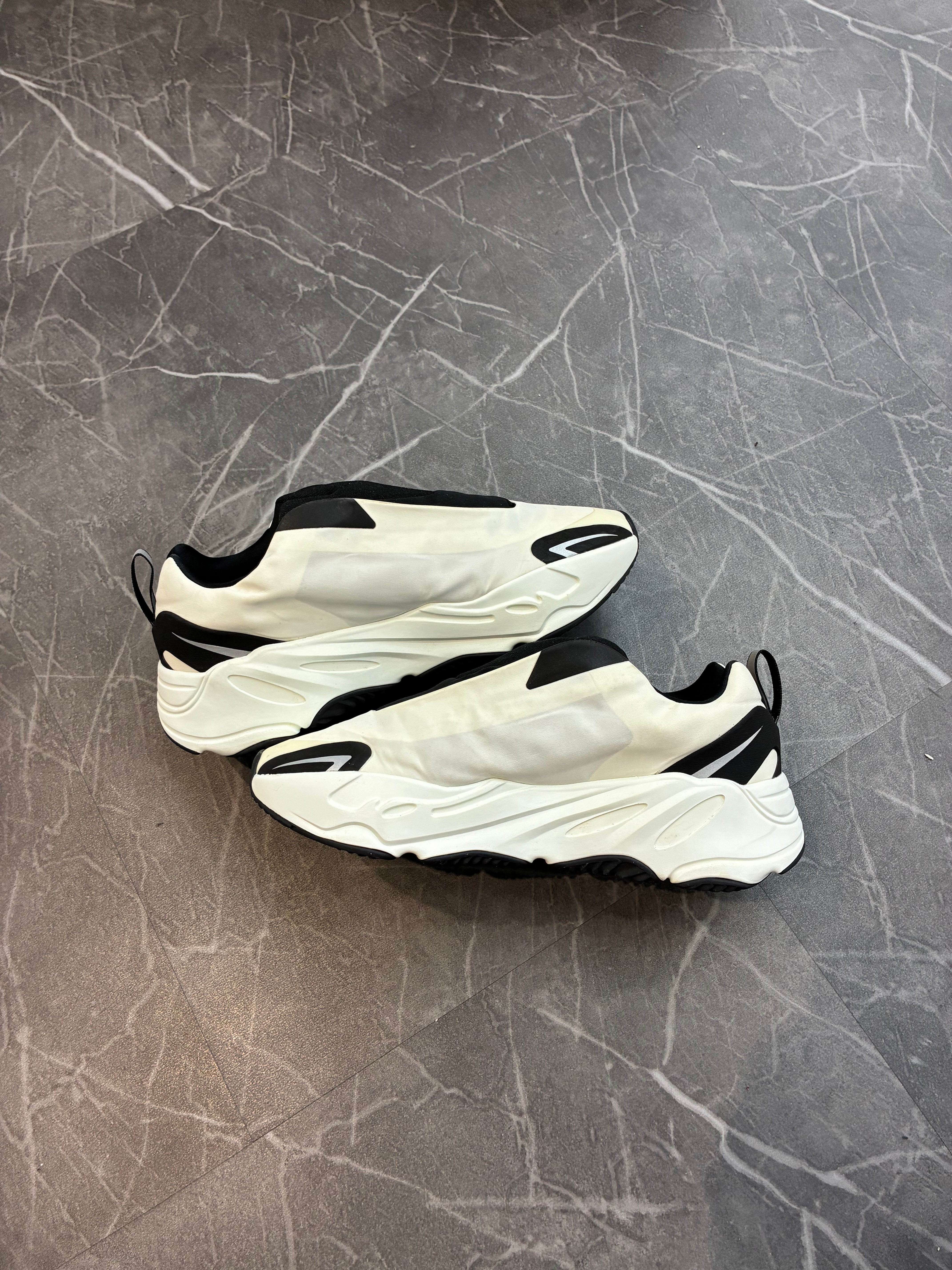 Yeezy 700 MNVN Laceless “Analog”