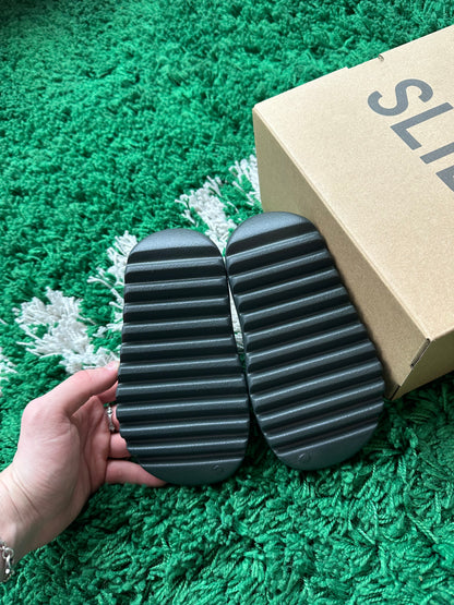 Yeezy Slide “Dark Onyx” PS