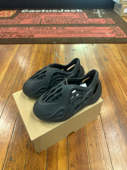 Yeezy Foam RNR “Carbon”