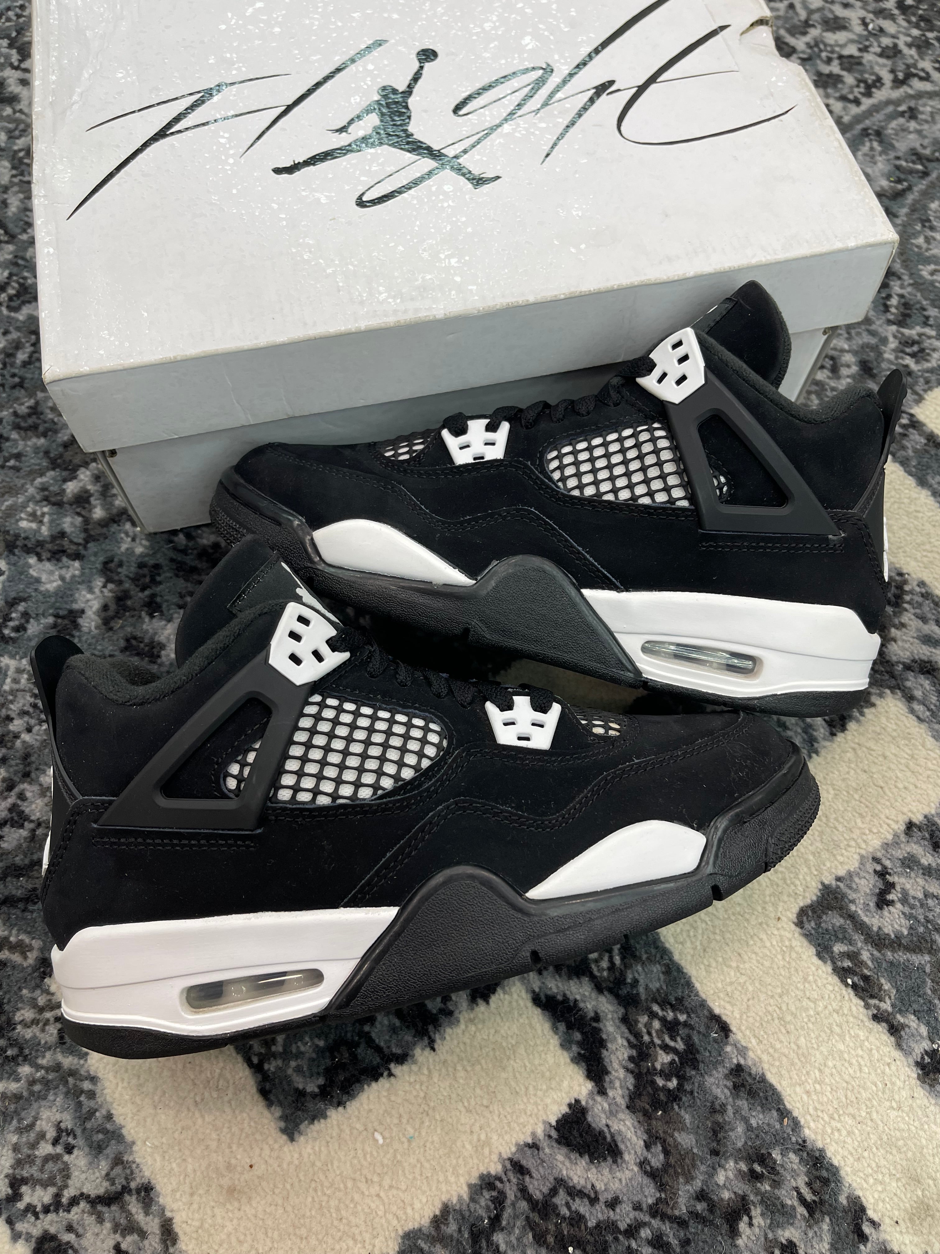 Jordan 4 “White Thunder”
