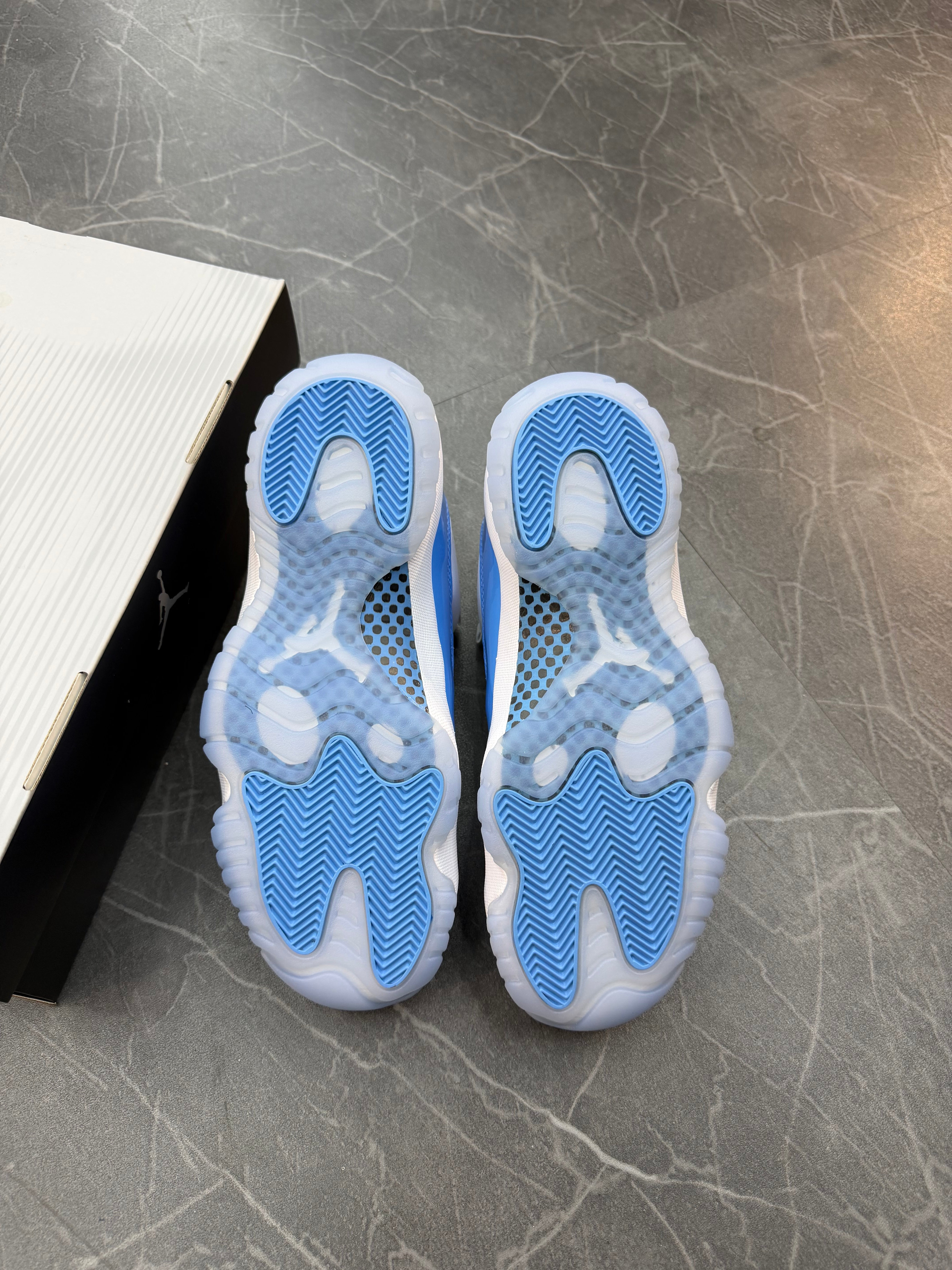 Jordan 11 Low “UNC”