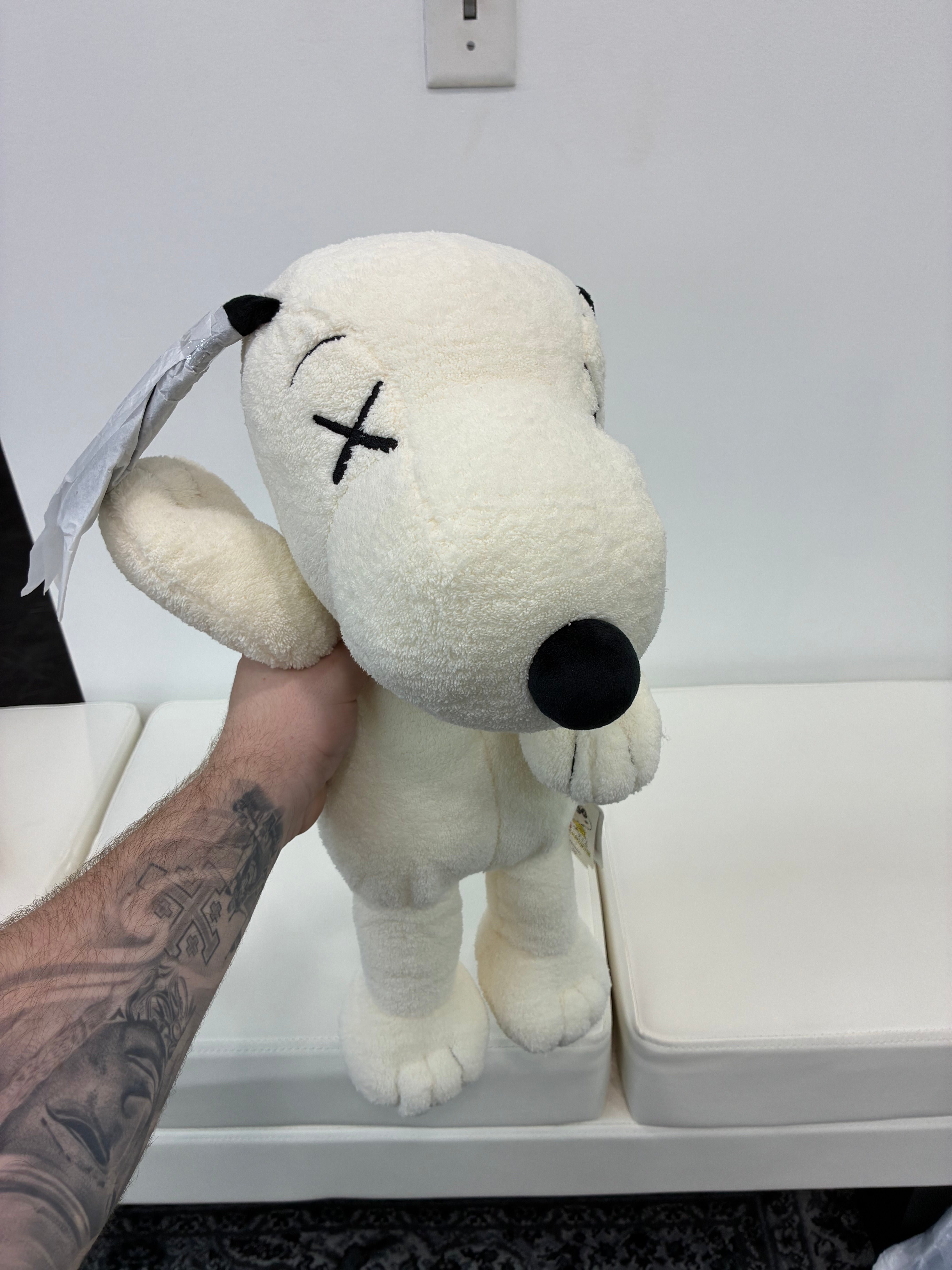 KAWS x UNIQLO x PEANUTS SNOOPY PLUSH Medium “White”
