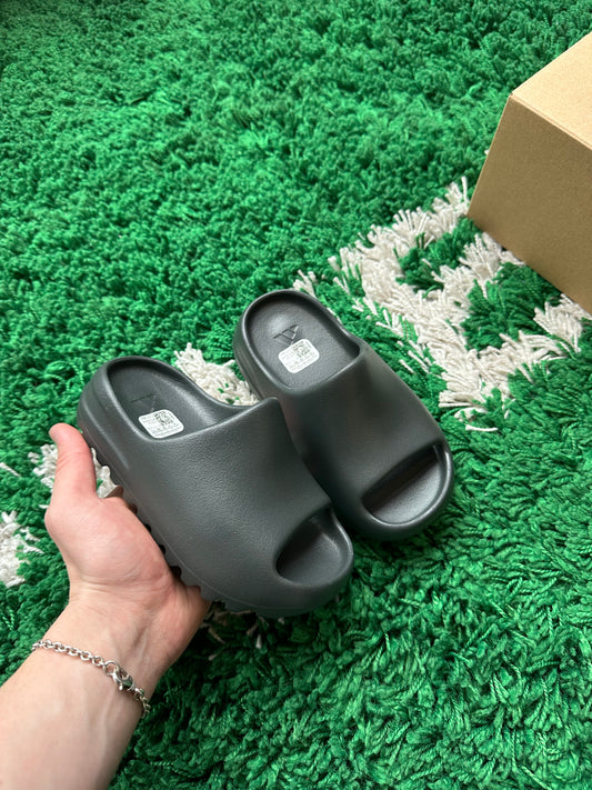 Yeezy Slide “Dark Onyx” PS