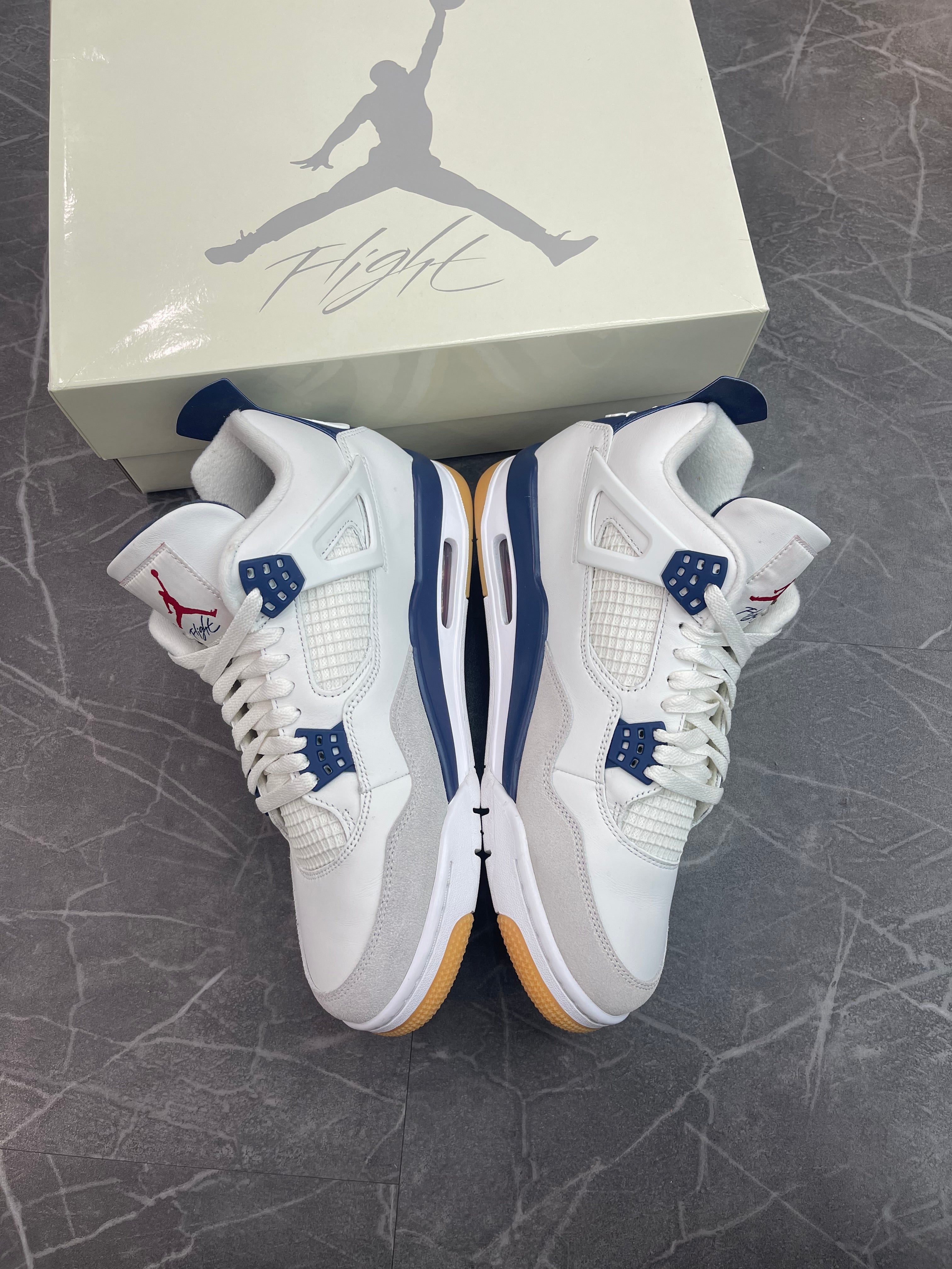 Jordan 4 SB “Navy”