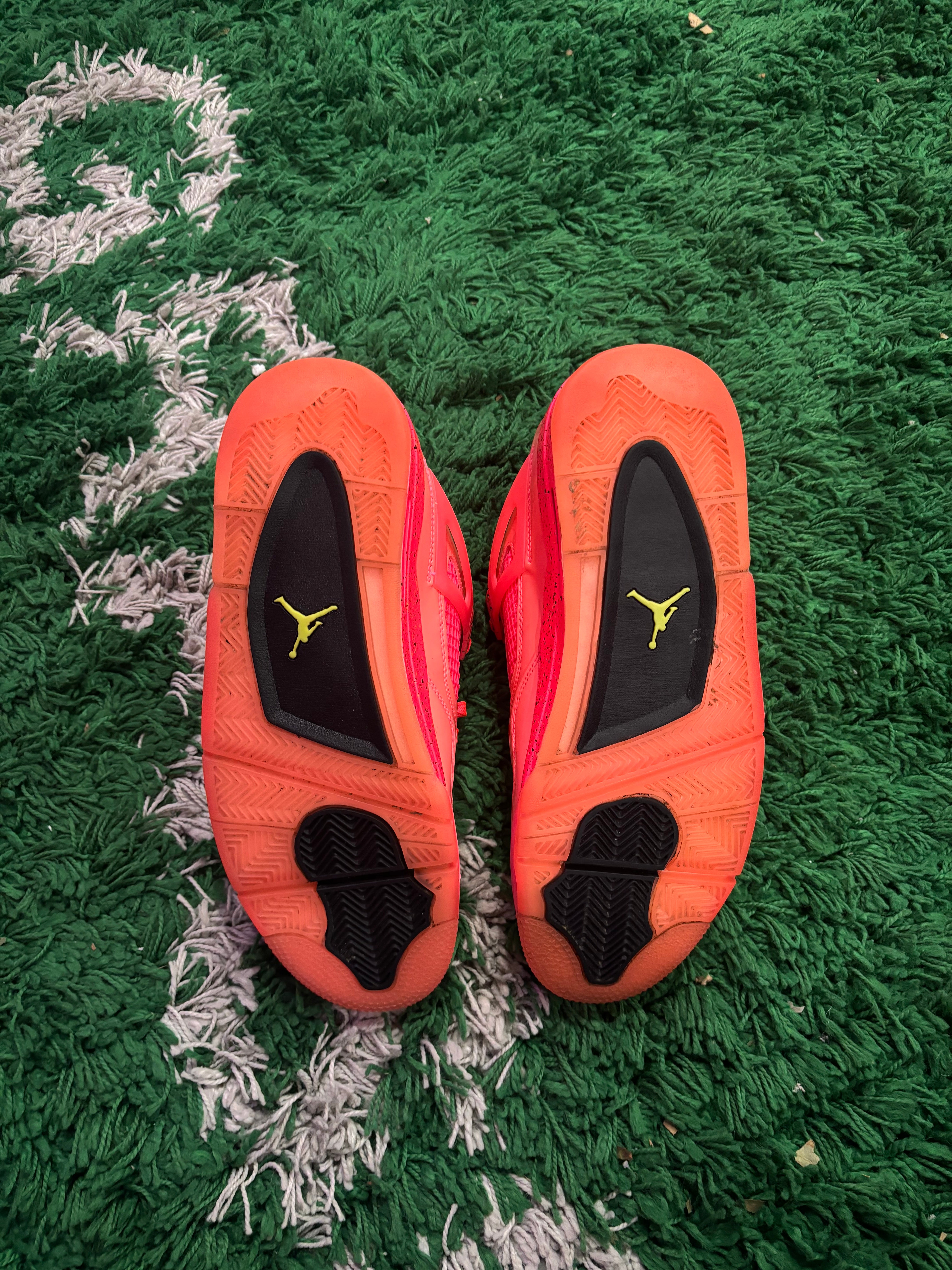 Jordan 4 “Hot Punch”