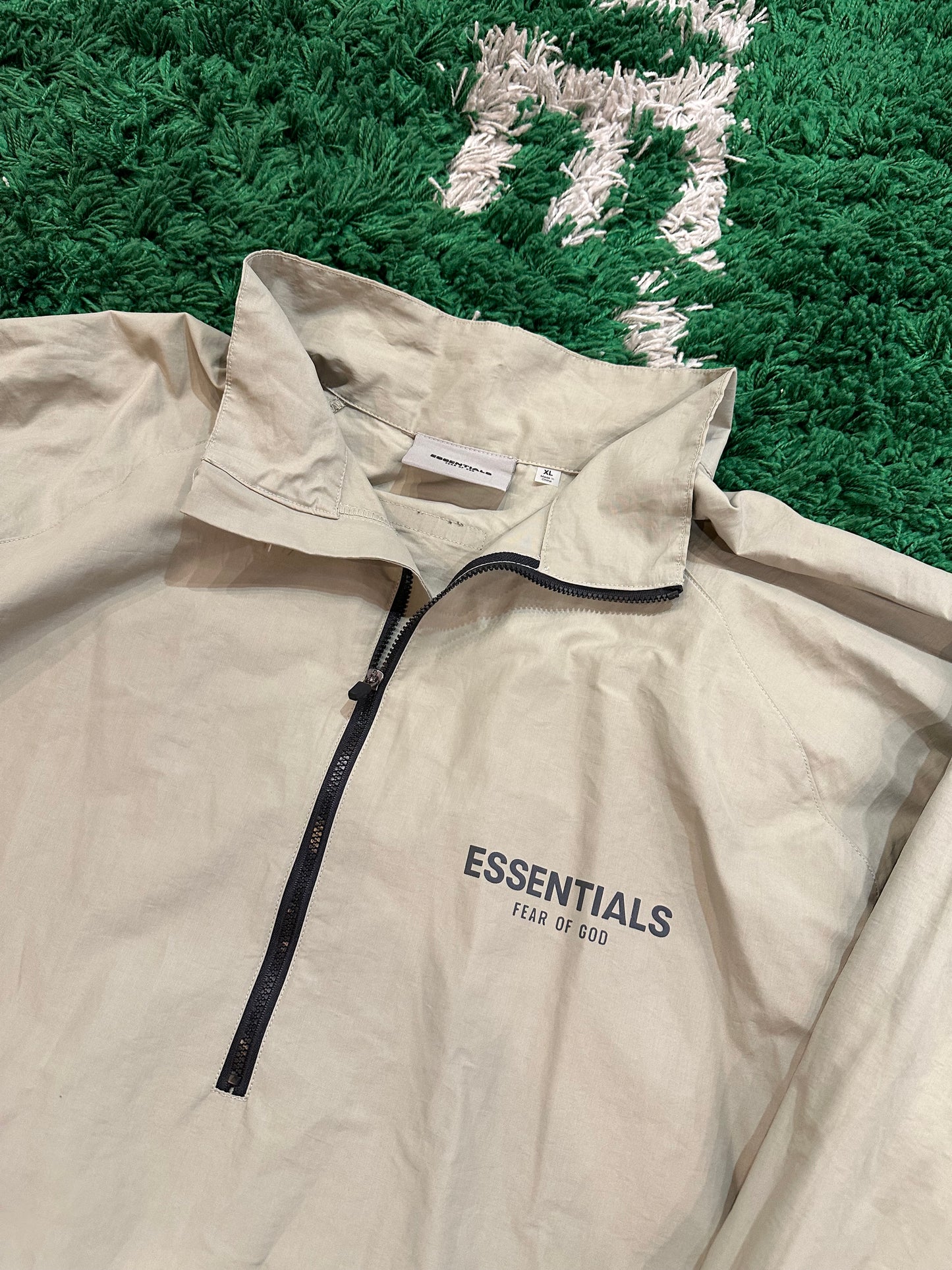 Essentials Windbreaker “Olive”