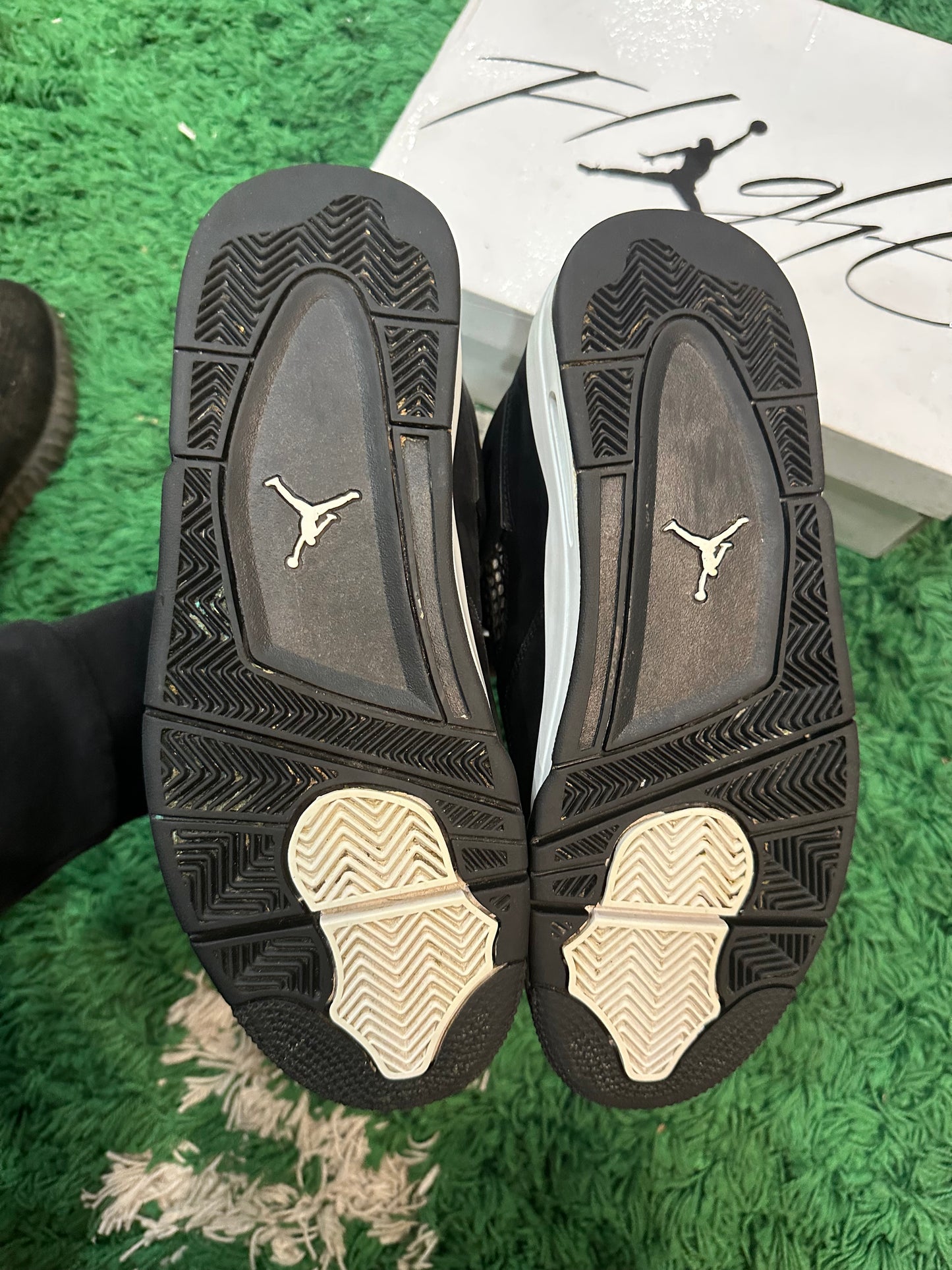 Jordan 4 “White Thunder”