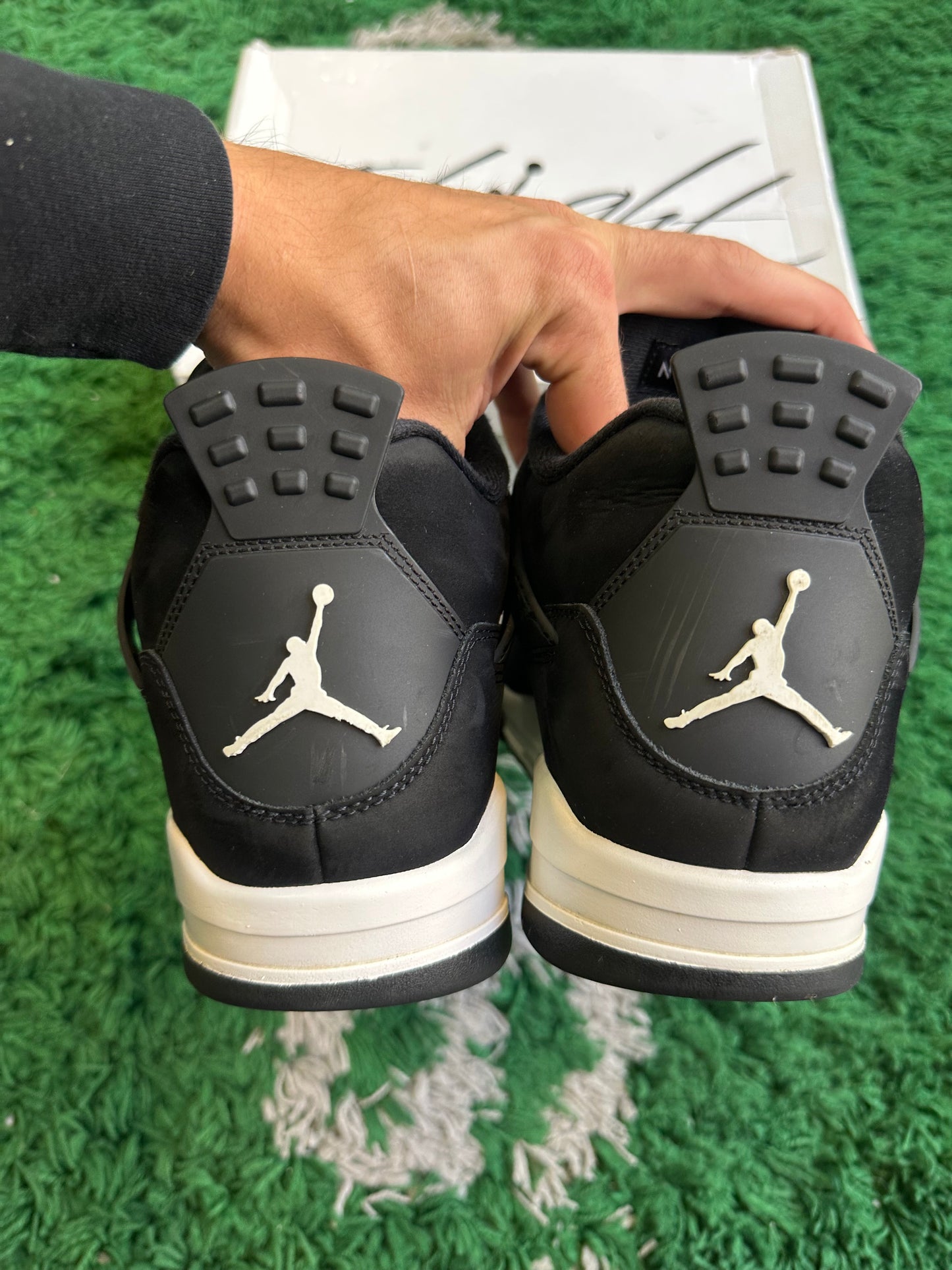 Jordan 4 “White Thunder”