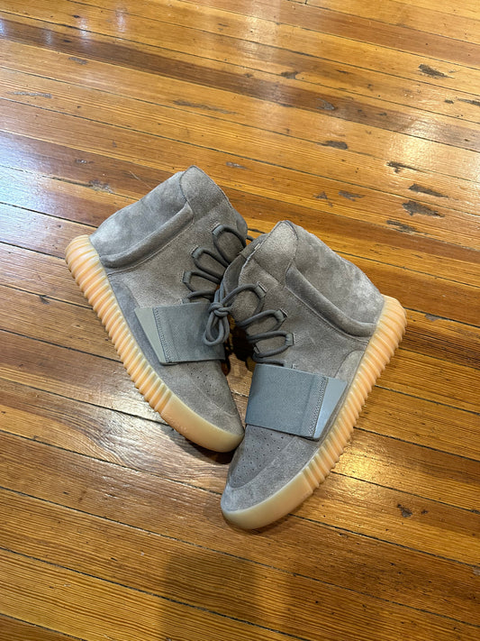 Yeezy Boost 750 “Light Grey Glow in dark”