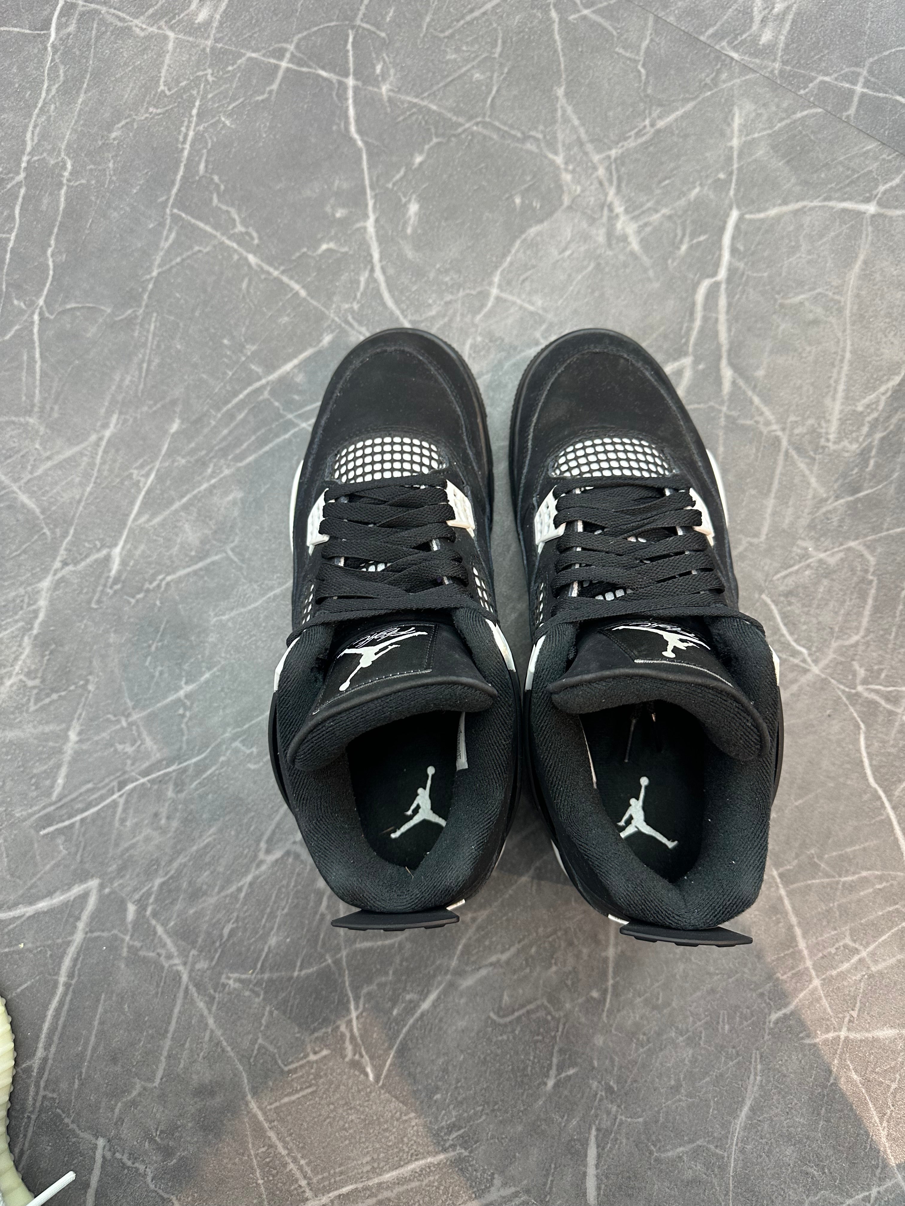 Jordan 4 “White Thunder”