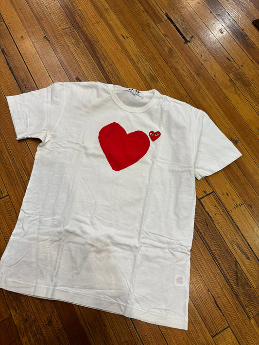 CDG Play Tee “White Red Heart”