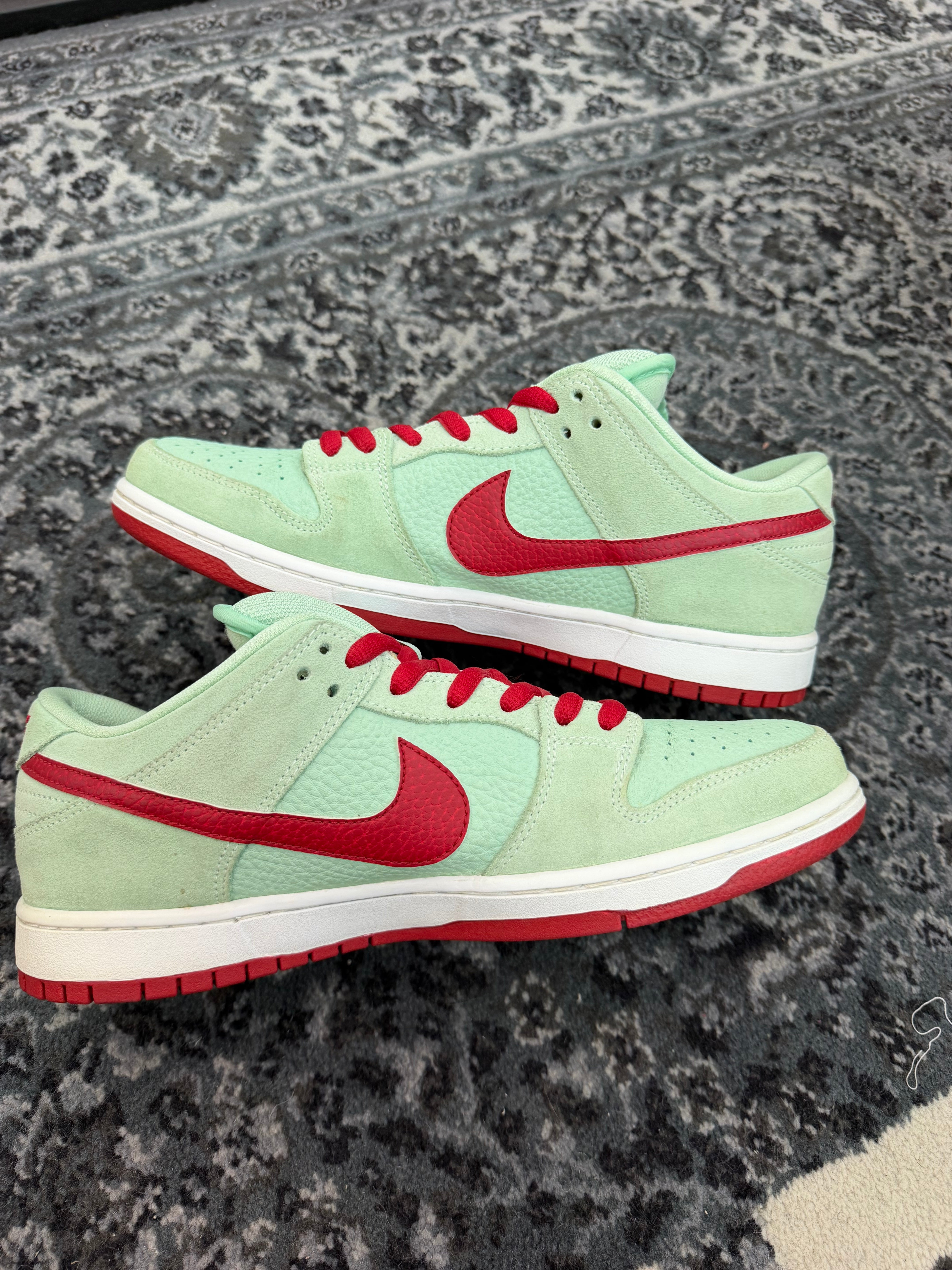Nike Dunk Low SB “Mint Green Gym Red”