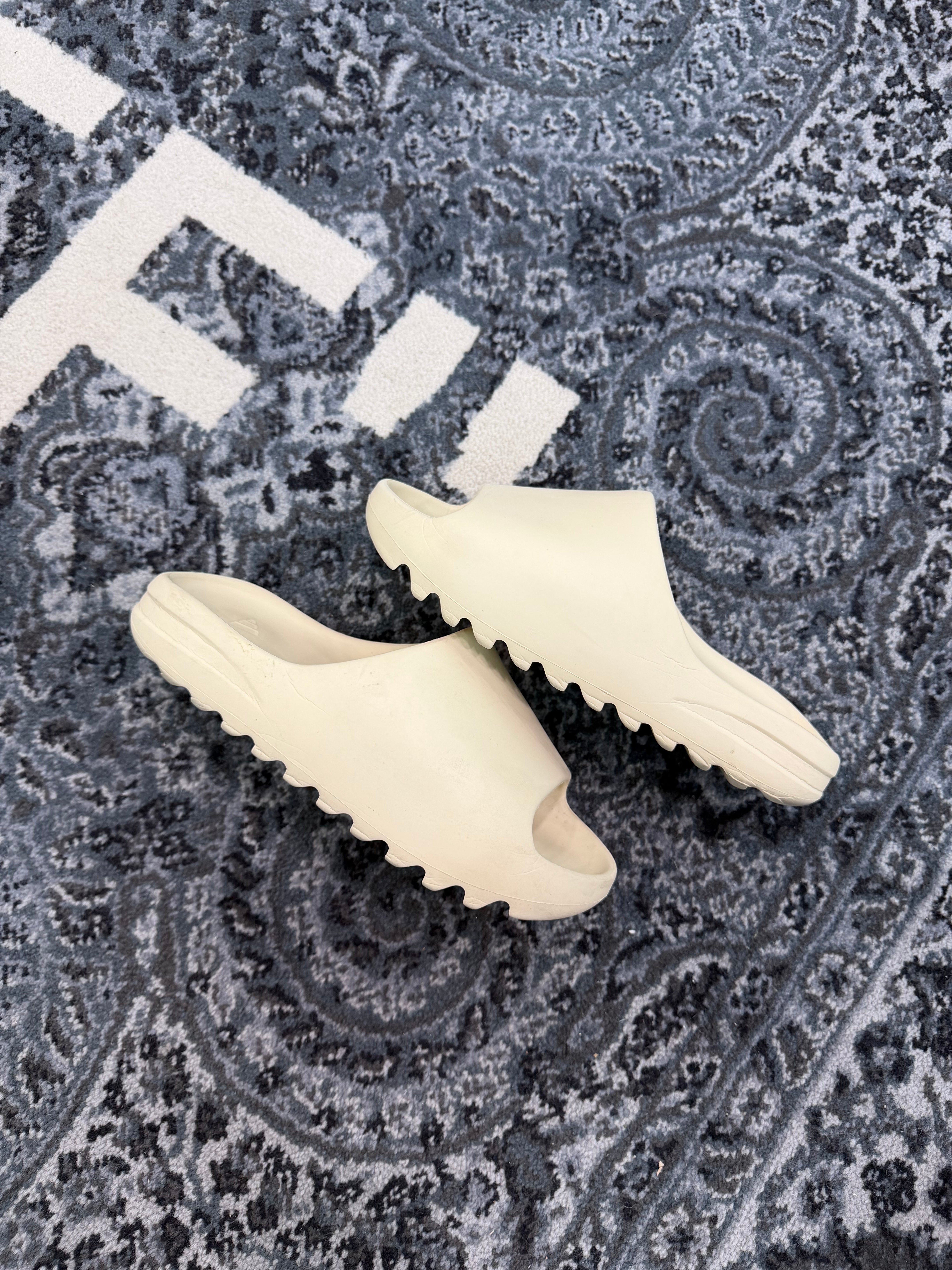 Yeezy Slide “Bone”