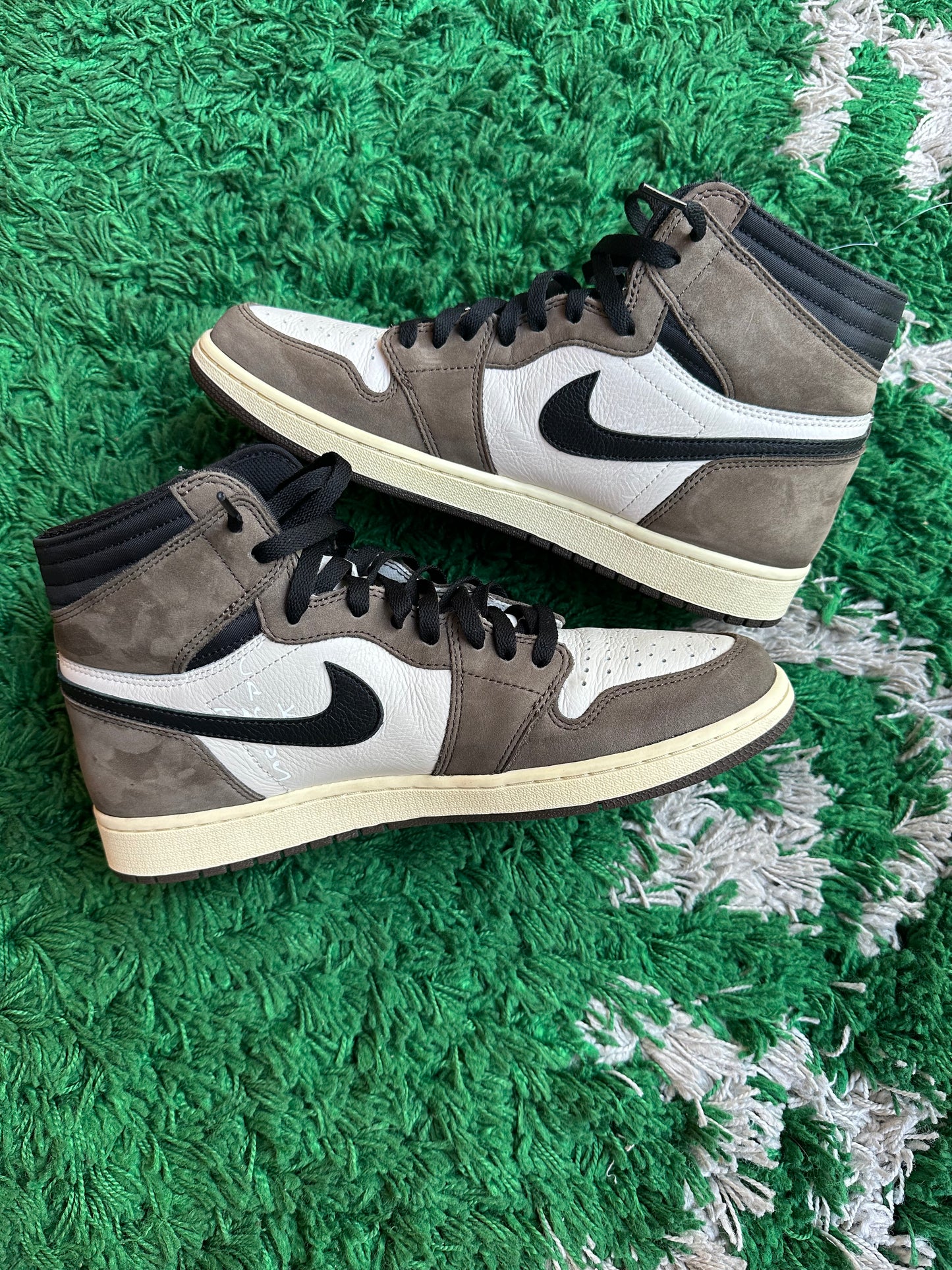 Jordan 1 High Travis Scott “Mocha”