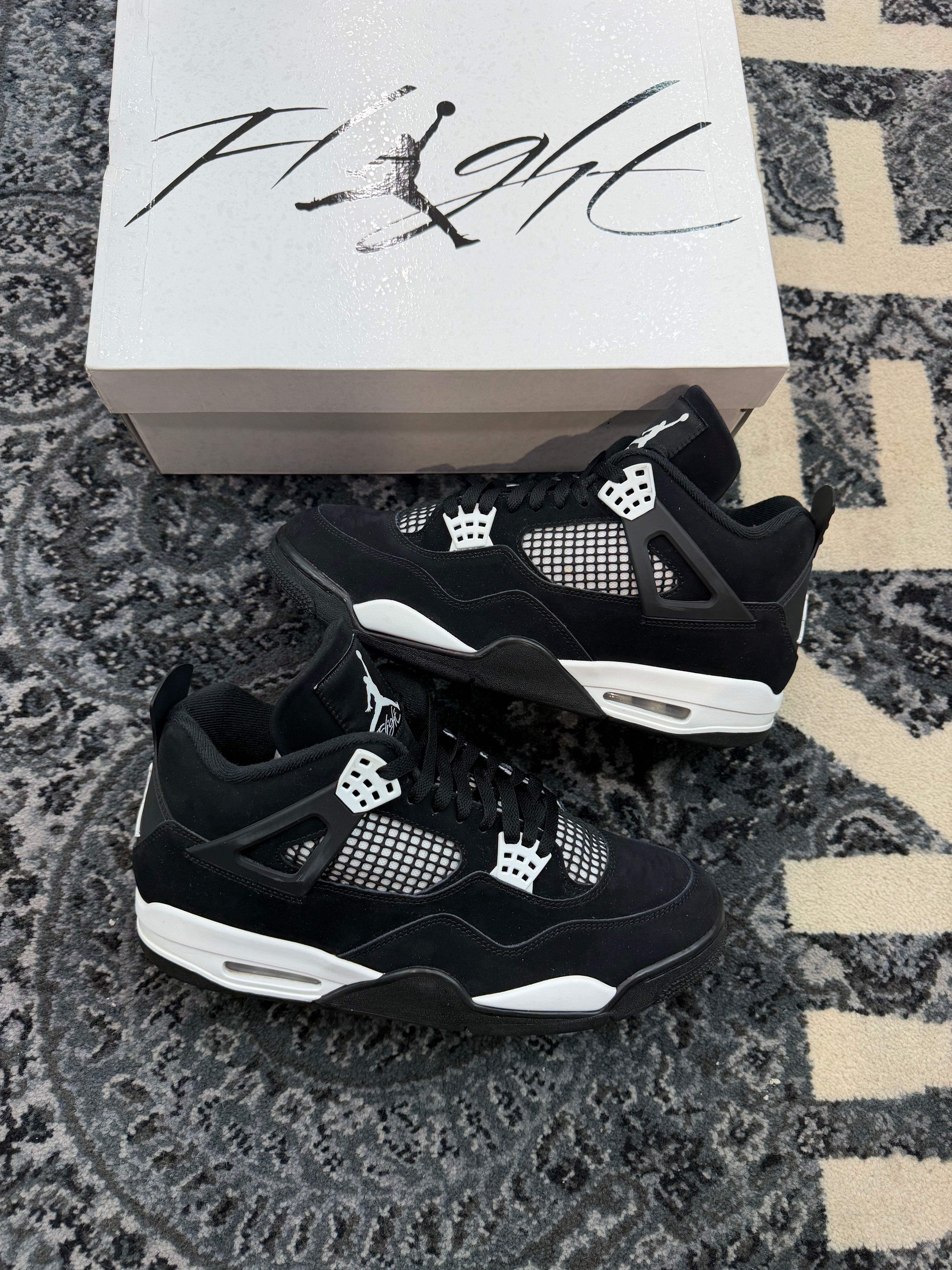 Jordan 4 “White Thunder”