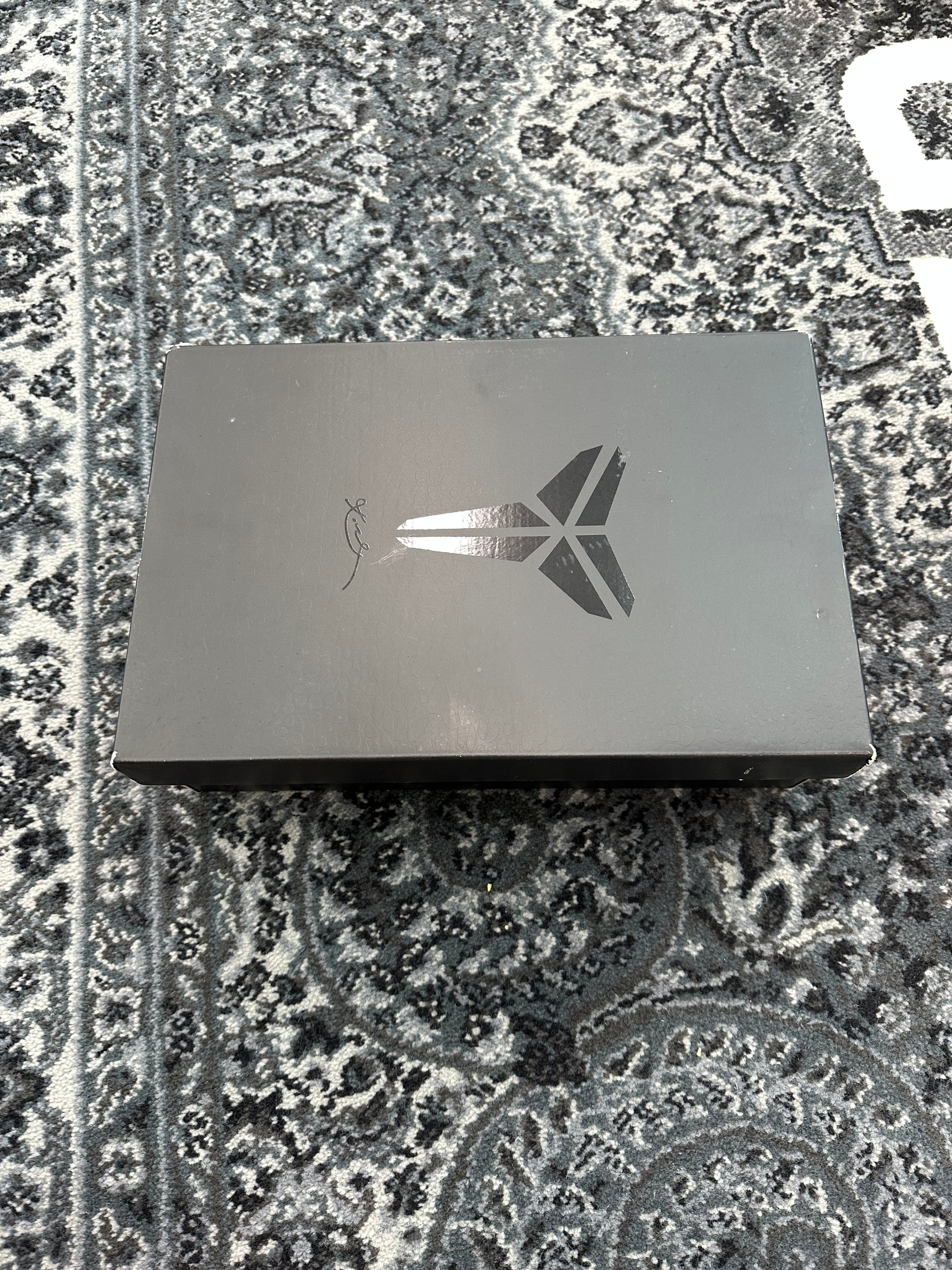 Kobe 6 Protro “Reverse Grinch”