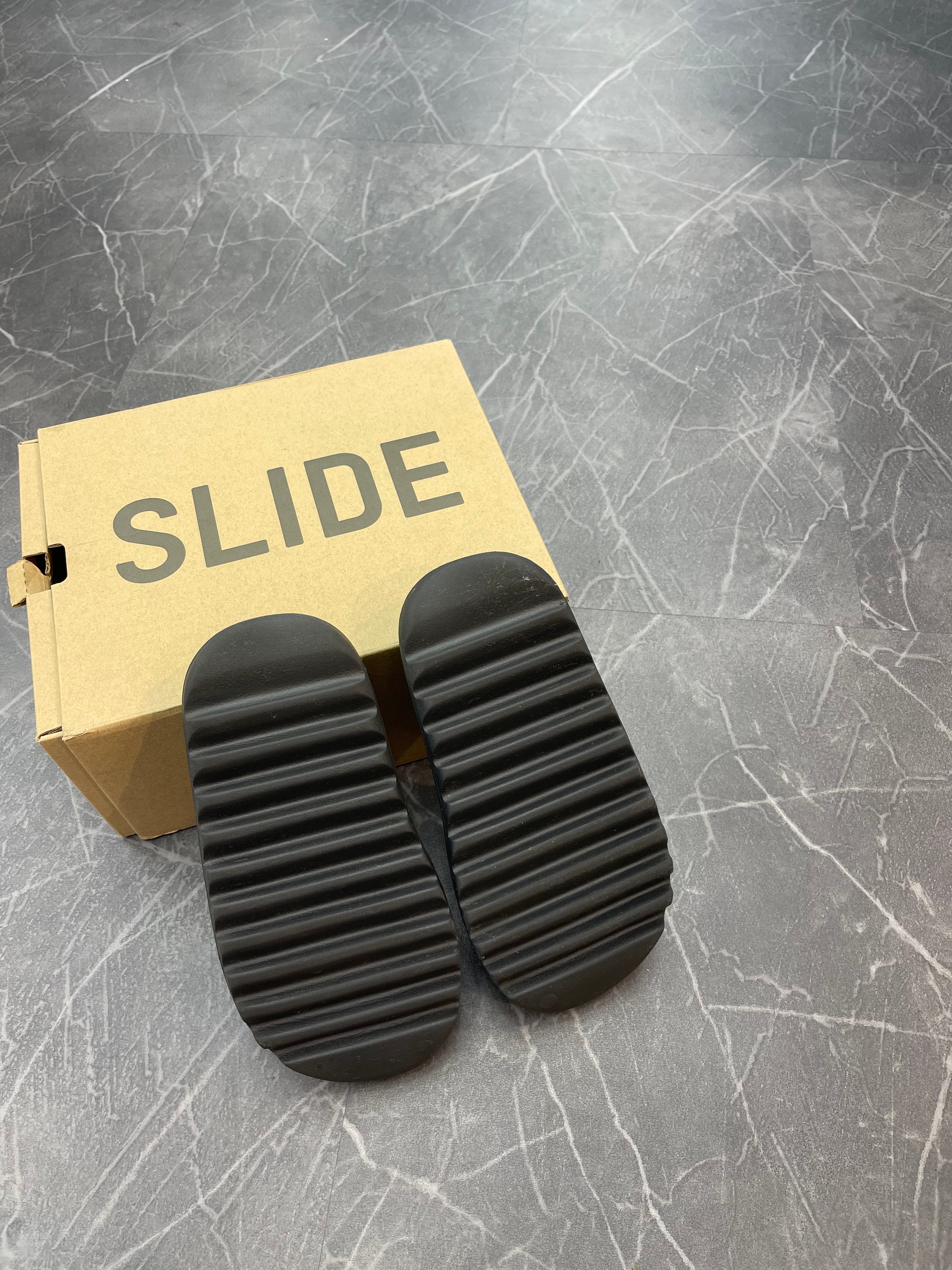 Yeezy Slide “Onyx”