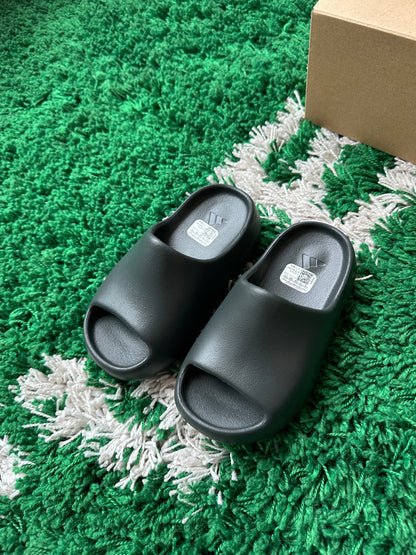 Yeezy Slide “Dark Onyx” PS