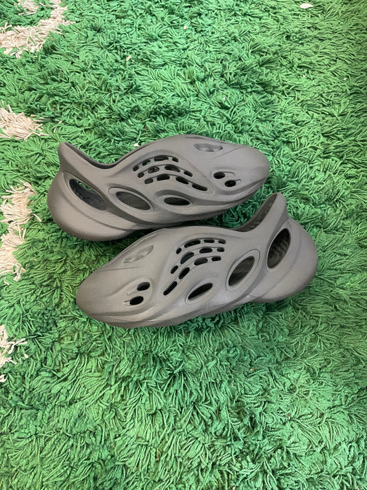 Yeezy Foam RNR “Carbon”